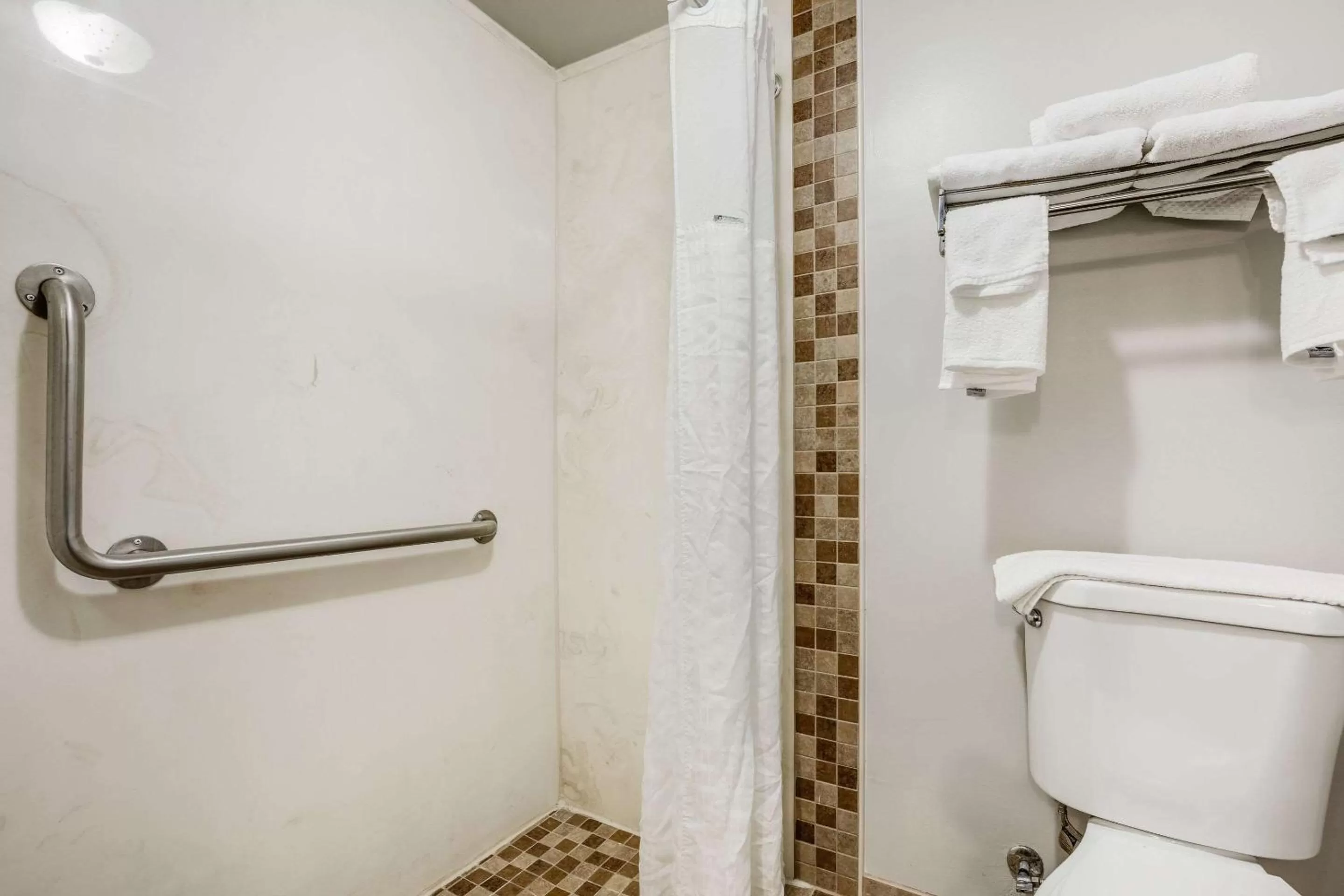 Bathroom in Econo Lodge Milwaukee Airport