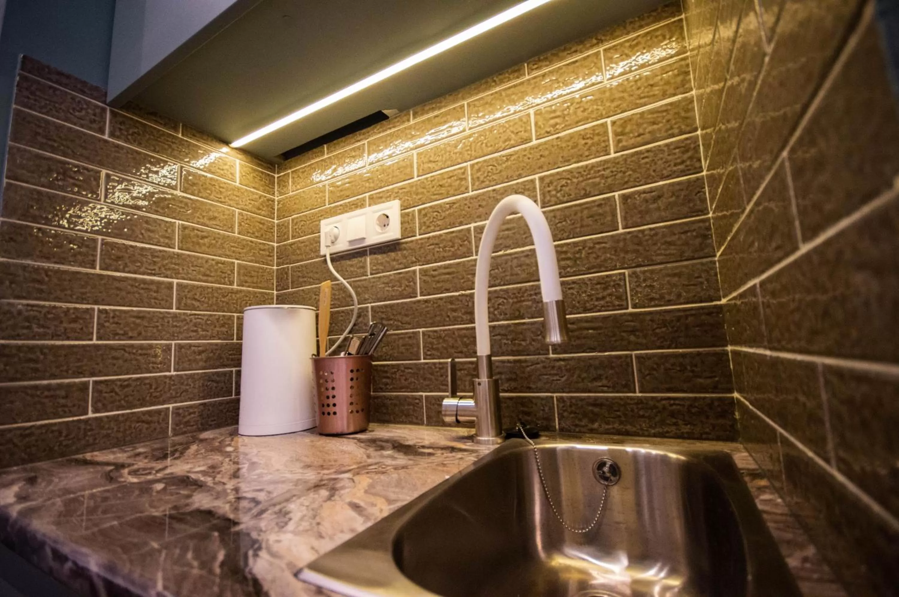 Coffee/tea facilities, Bathroom in Kyiv Panorama Apartments near Gulliver