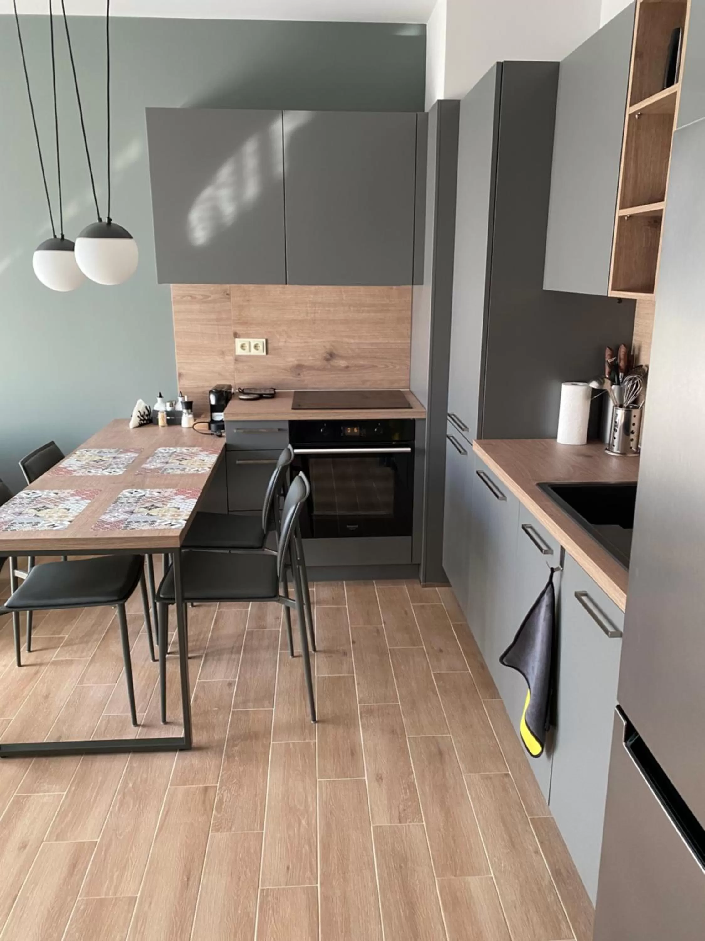 Coffee/tea facilities, Kitchen/Kitchenette in 7th Sense boutique apartments