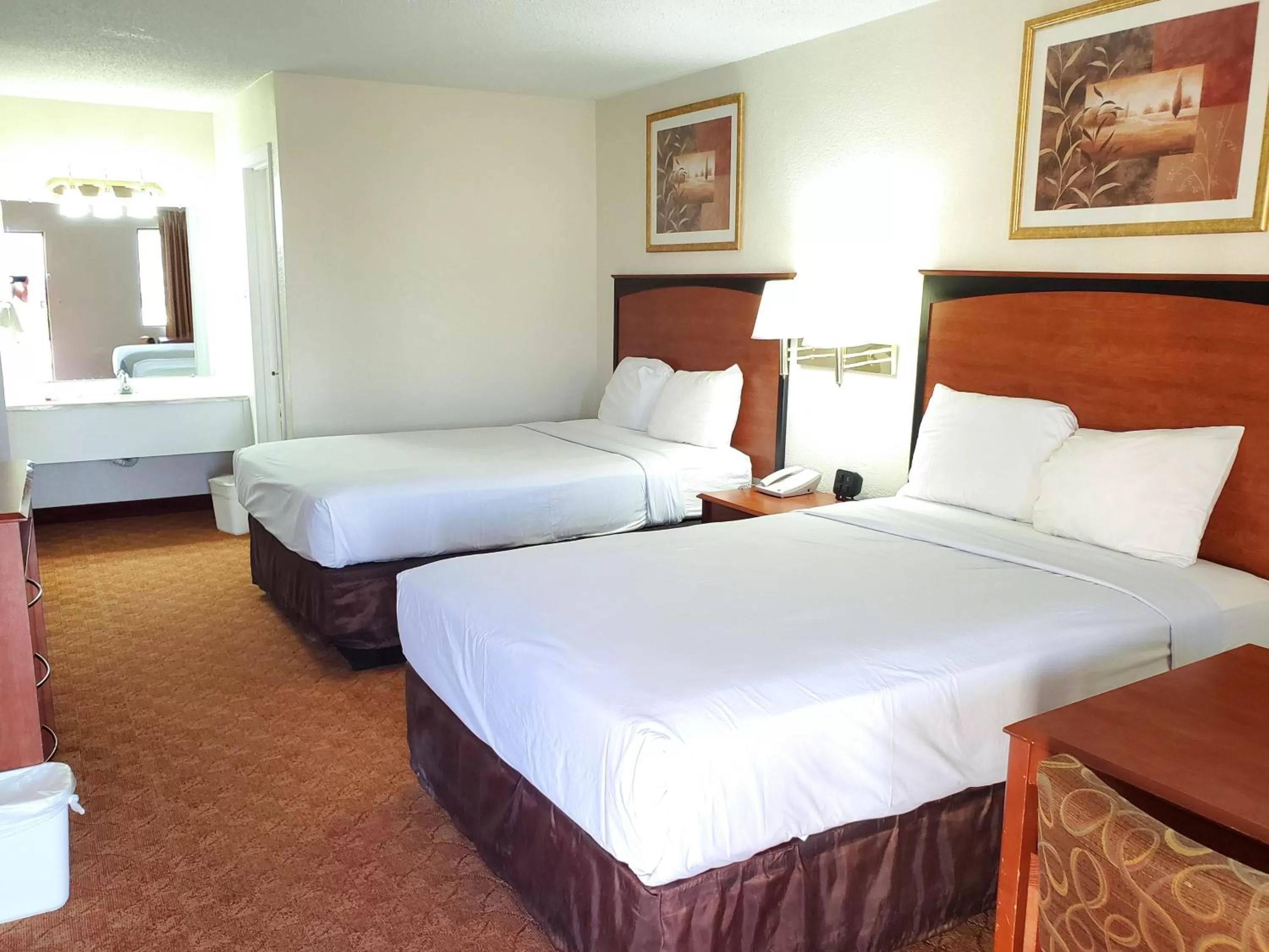 Photo of the whole room, Bed in Motel 6 Shamrock TX