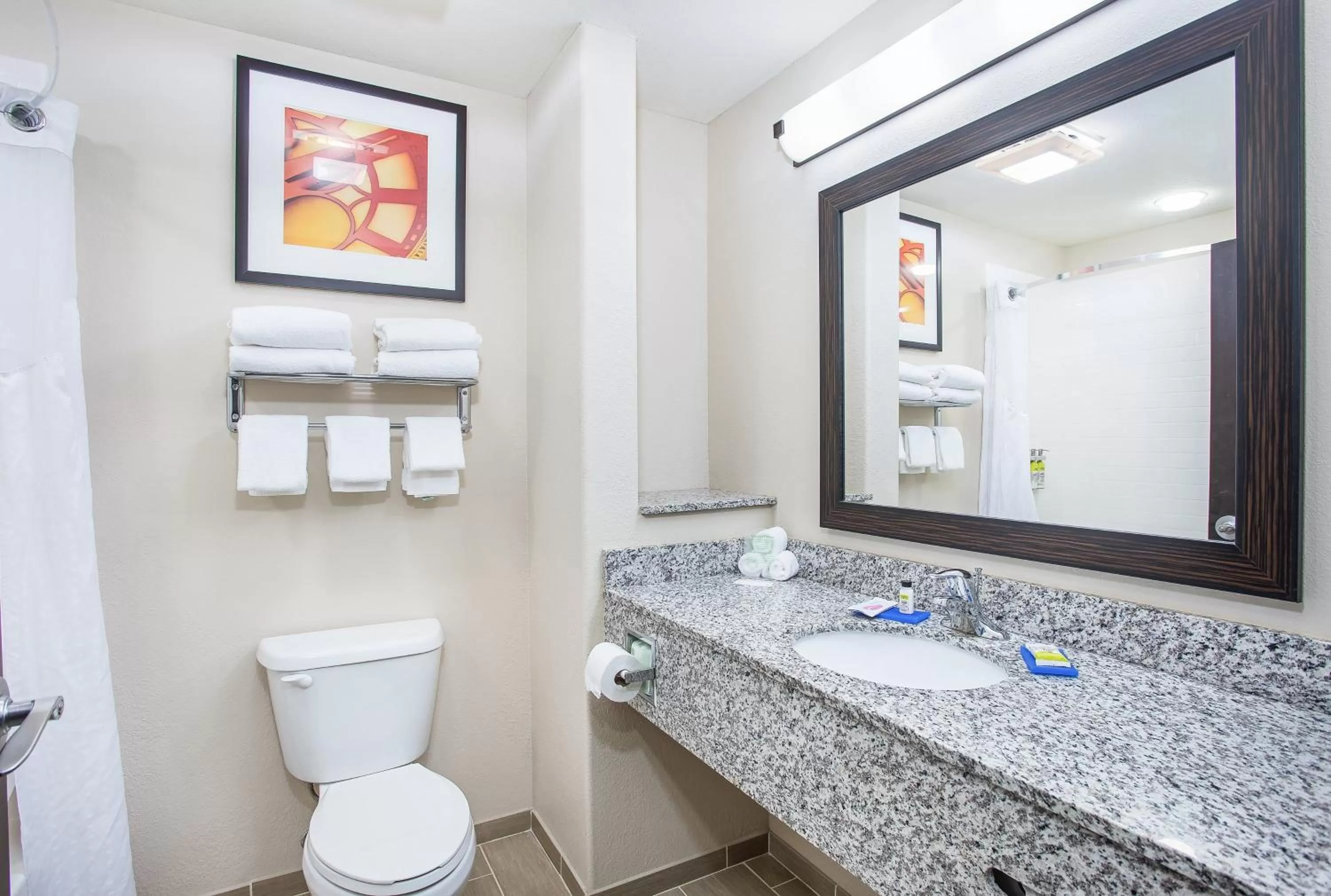 Twin Room - Mobility Access with Bath Tub in Holiday Inn Express Hotel & Suites Glasgow, an IHG Hotel