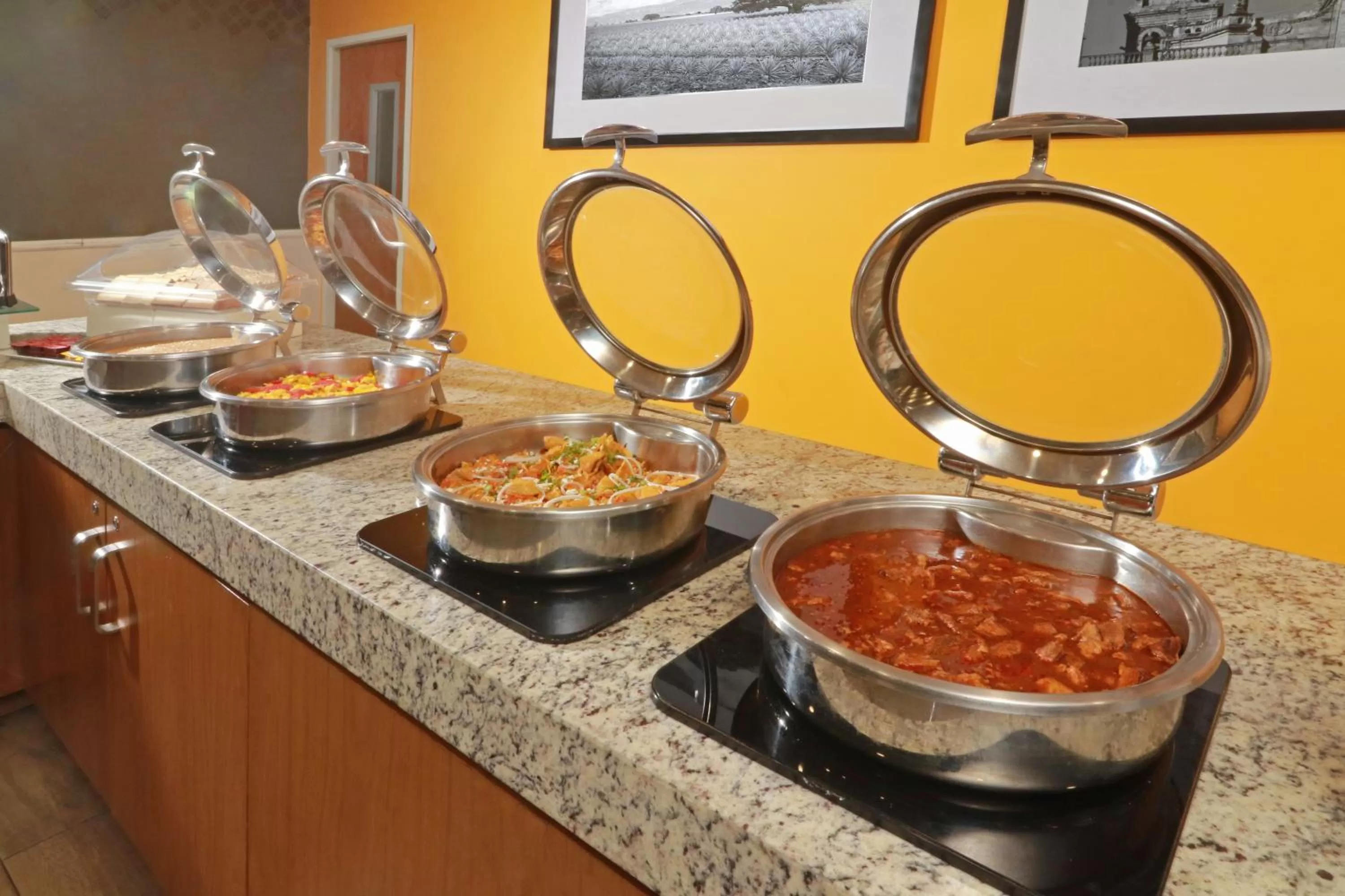 Restaurant/places to eat in Wyndham Garden Guadalajara Acueducto