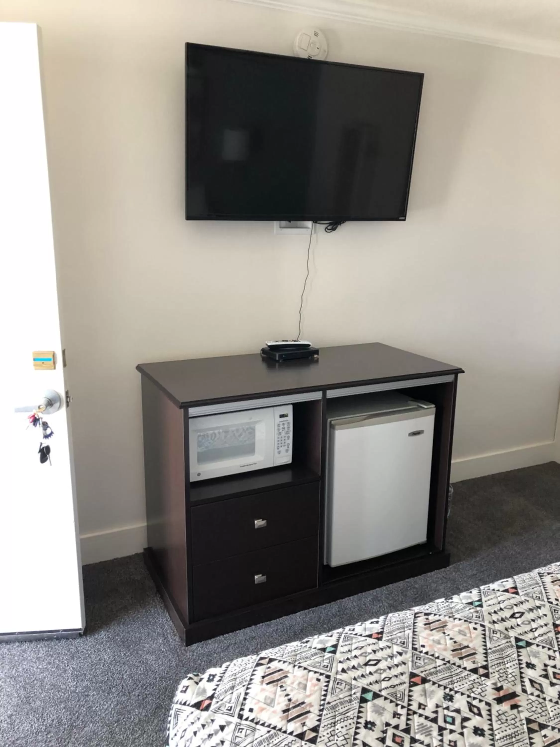 TV and multimedia in El Rancho Motel