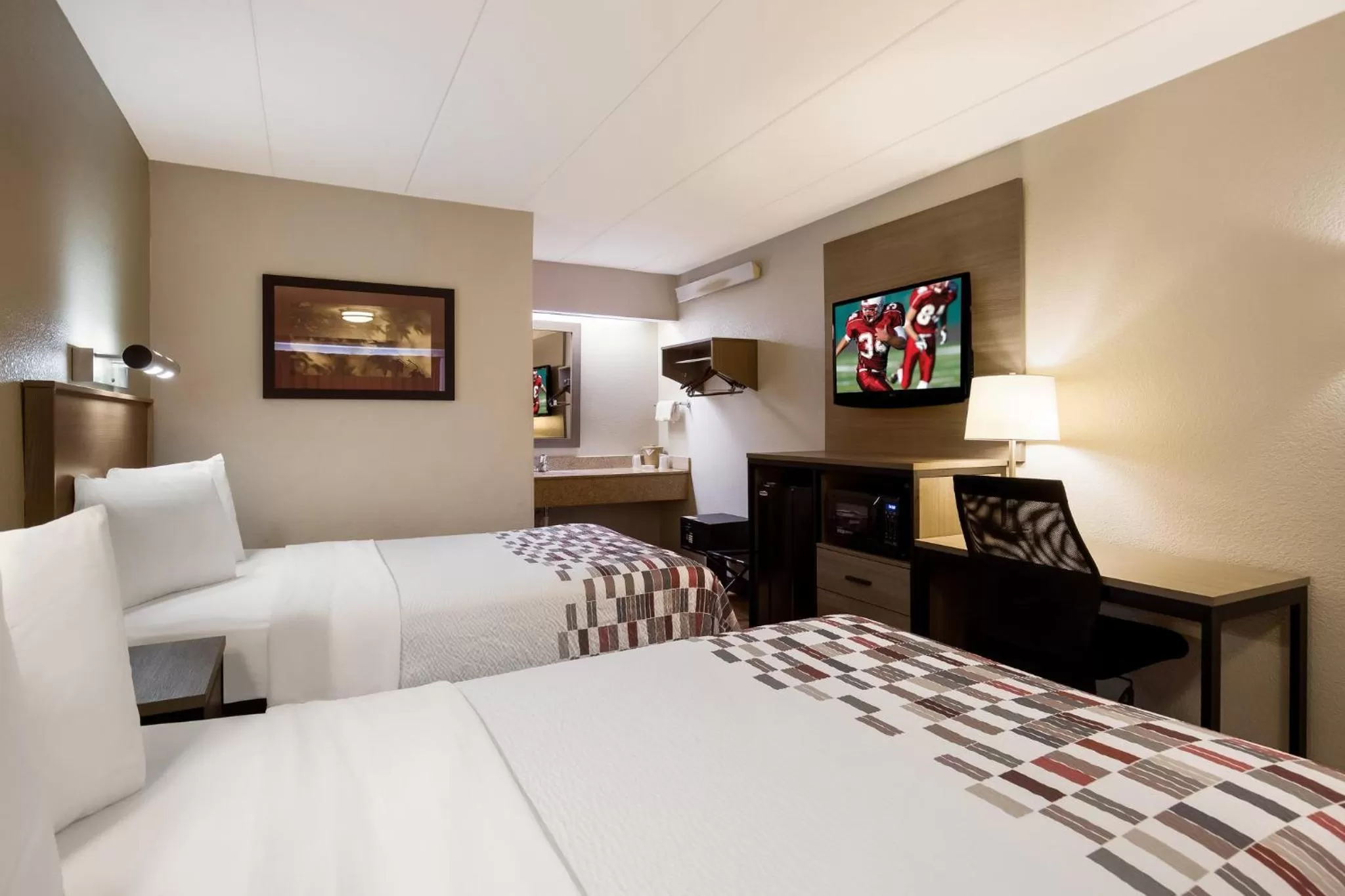 Photo of the whole room, Bed in Red Roof Inn Wilkes-Barre Arena