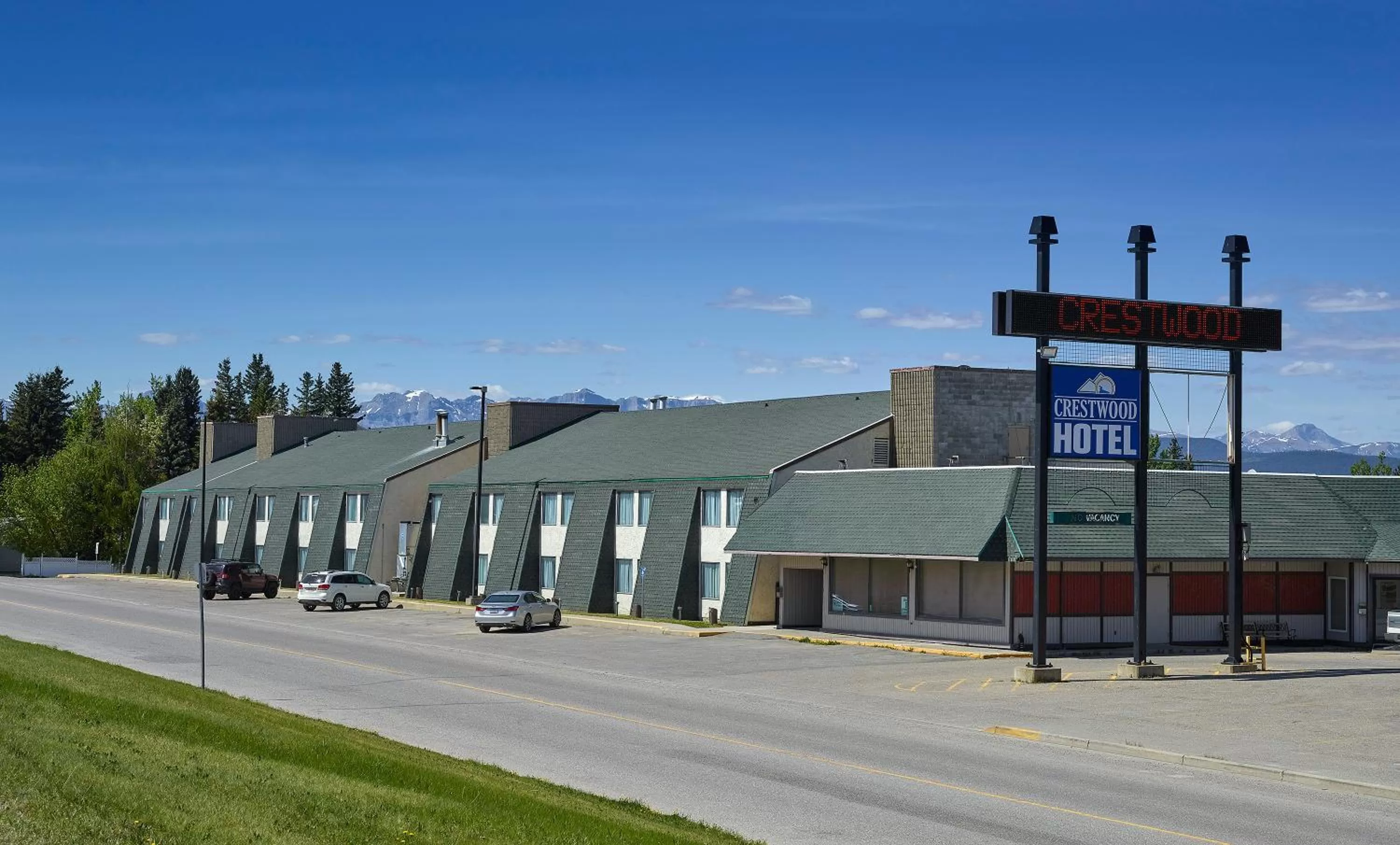 Property building in Crestwood Hotel