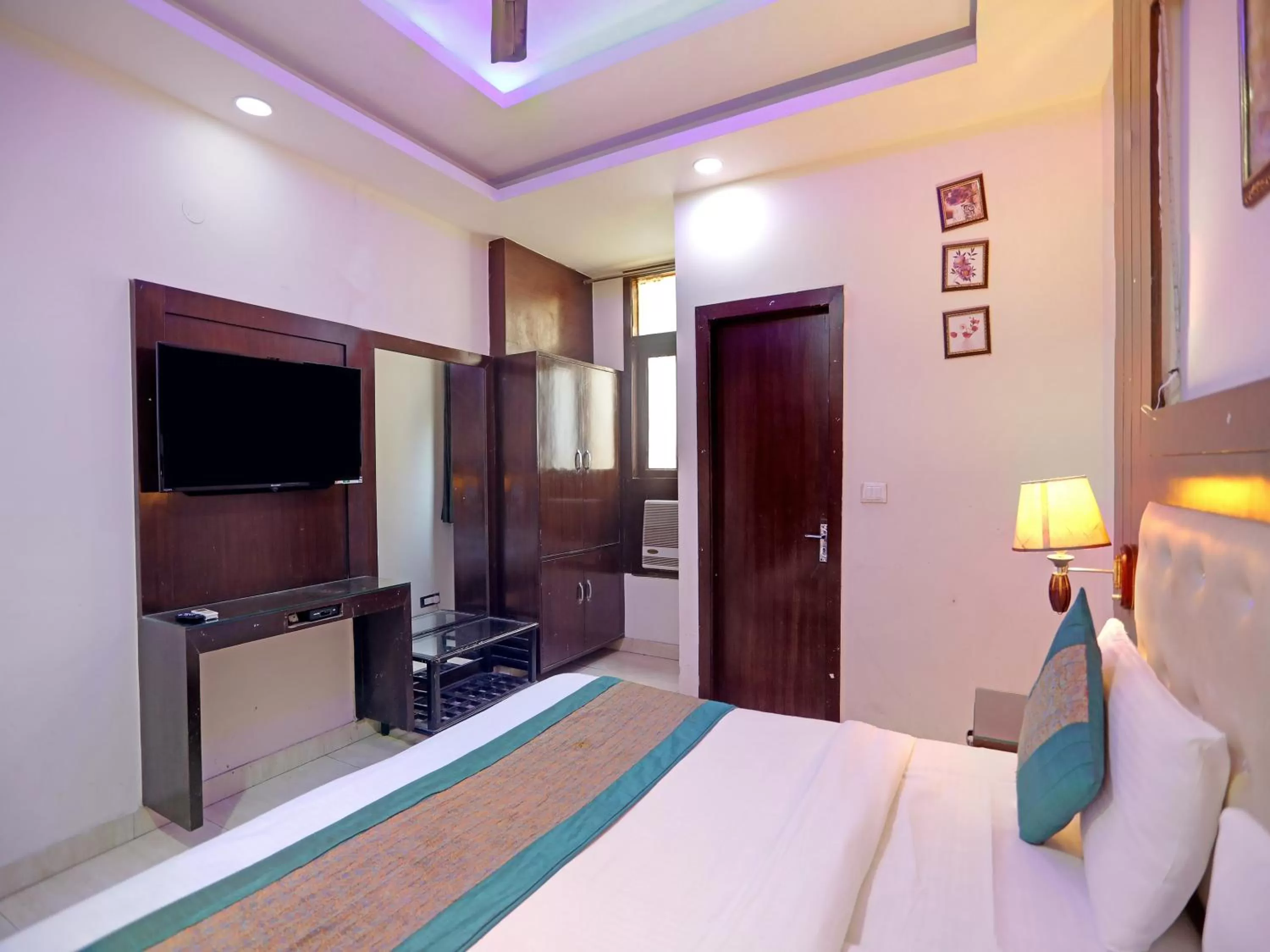 TV and multimedia, Bed in Hotel Tashkent Palace - Walk in from New Delhi Station & Metro Station