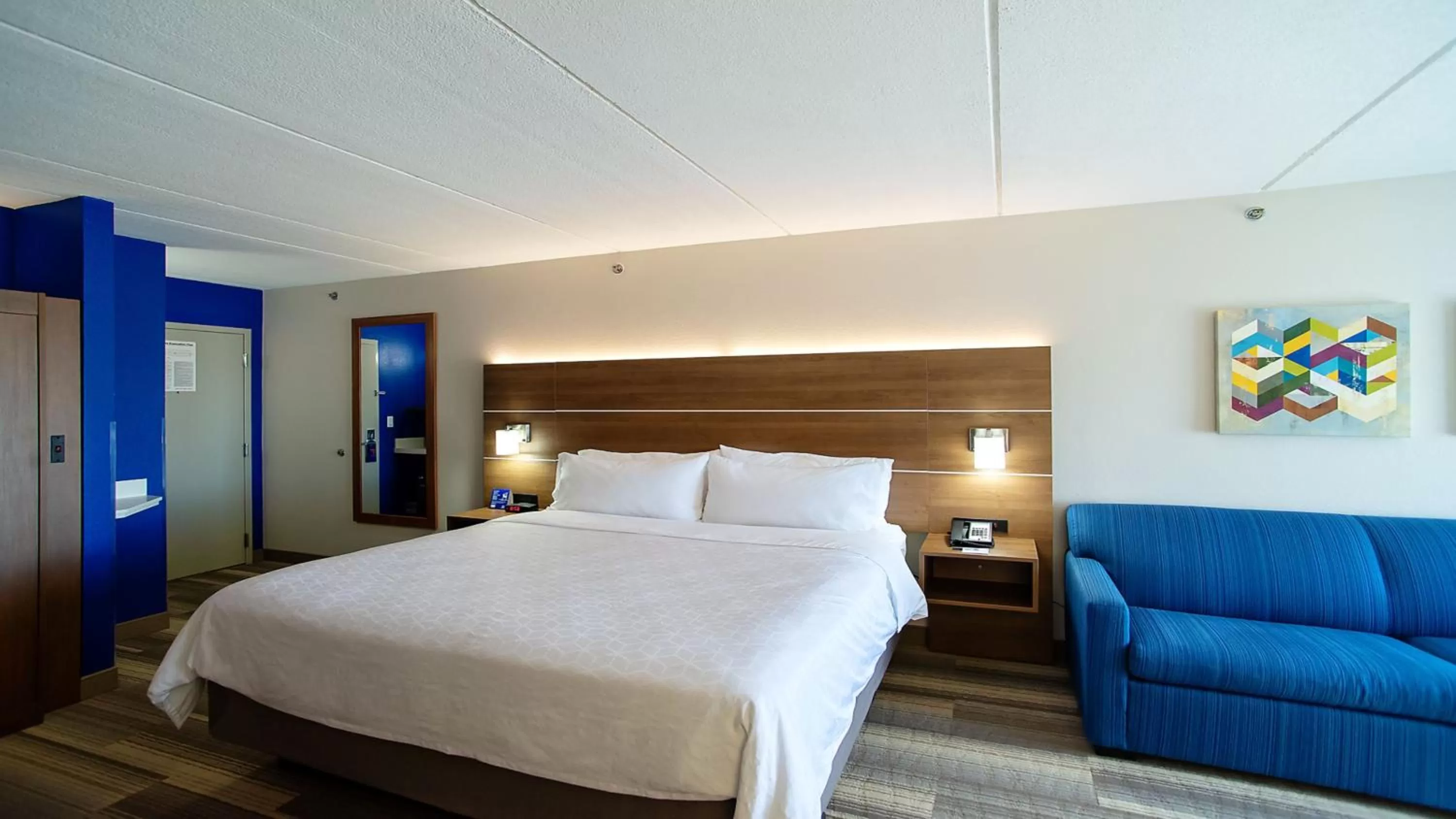 Photo of the whole room, Bed in Holiday Inn Express & Suites Tempe by IHG