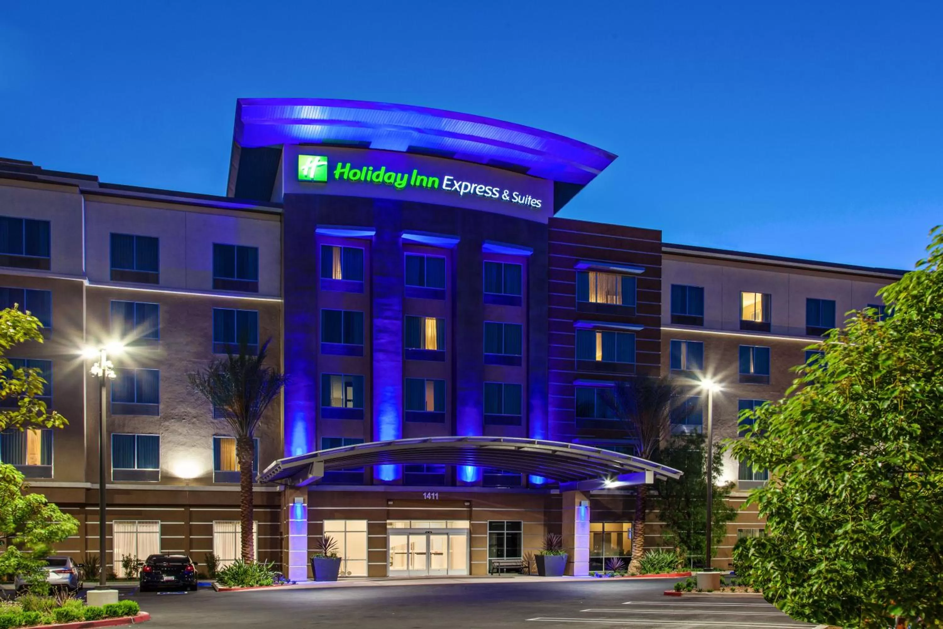 Property building in Holiday Inn Express & Suites Anaheim Resort Area by IHG