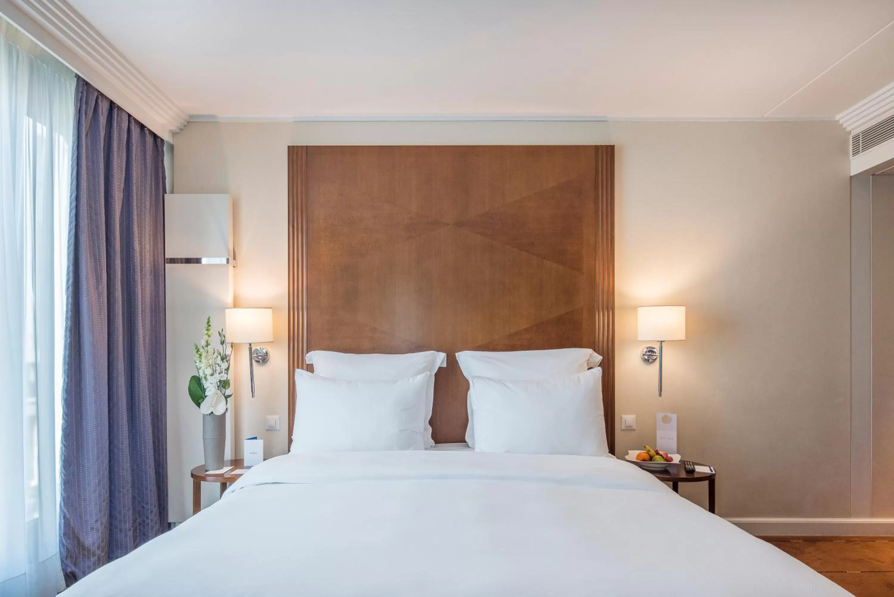 Photo of the whole room, Bed in Warwick Geneva