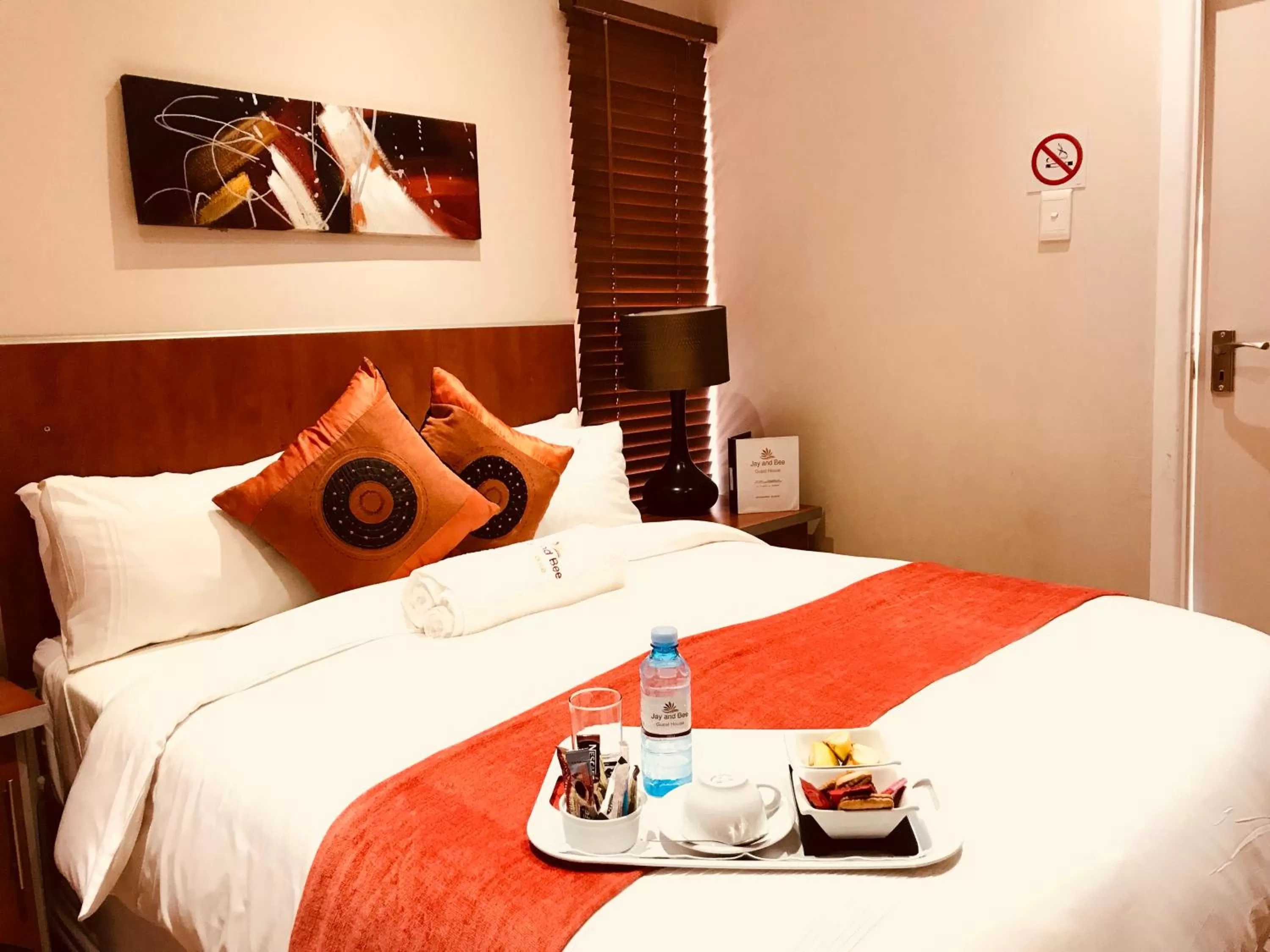 Bed in Jay and Bee Guesthouse