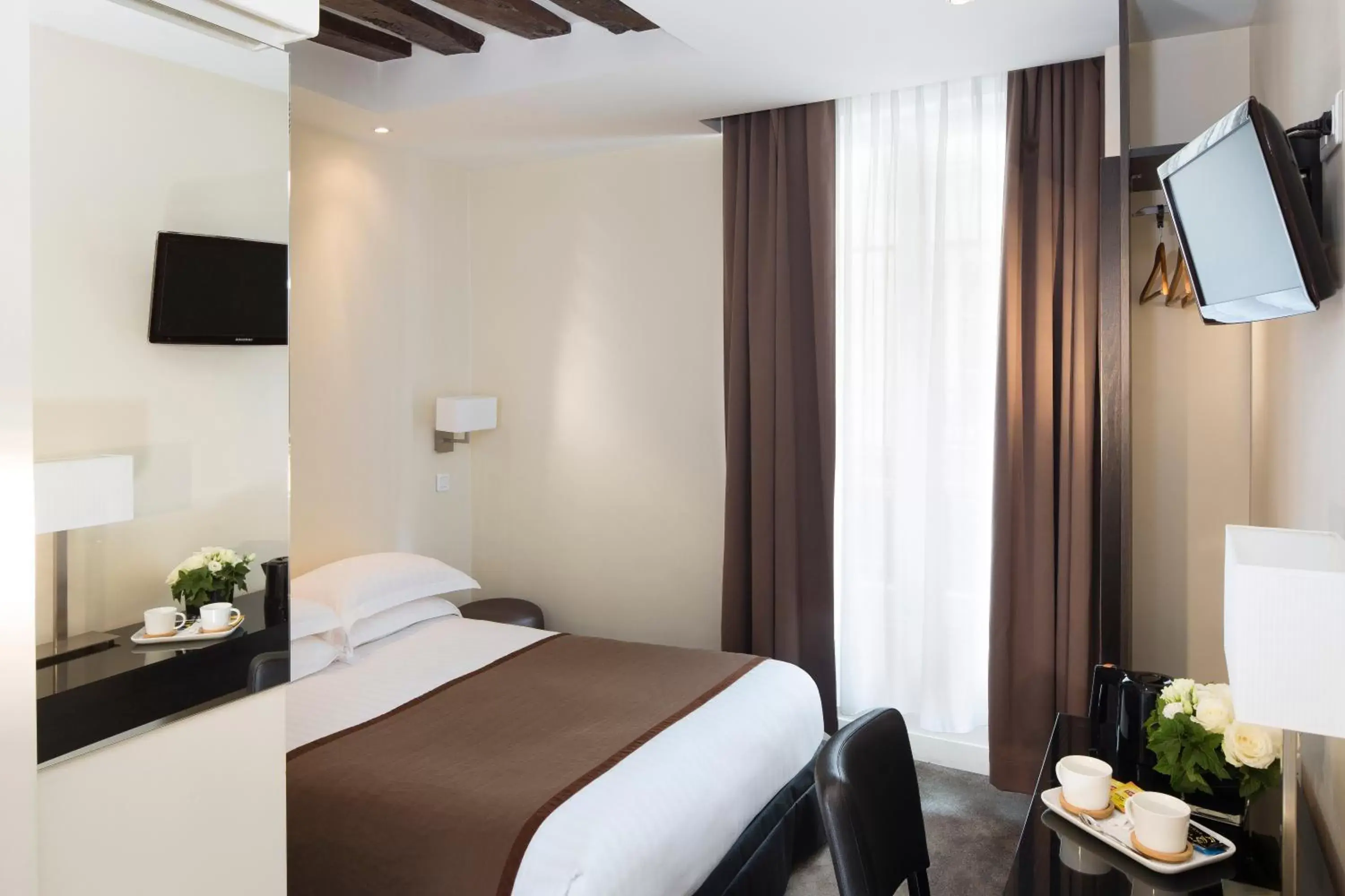 Standard Double Room in Hôtel du Lion d'Or Louvre Standard Double Room in Hôtel du Lion d'Or Louvre