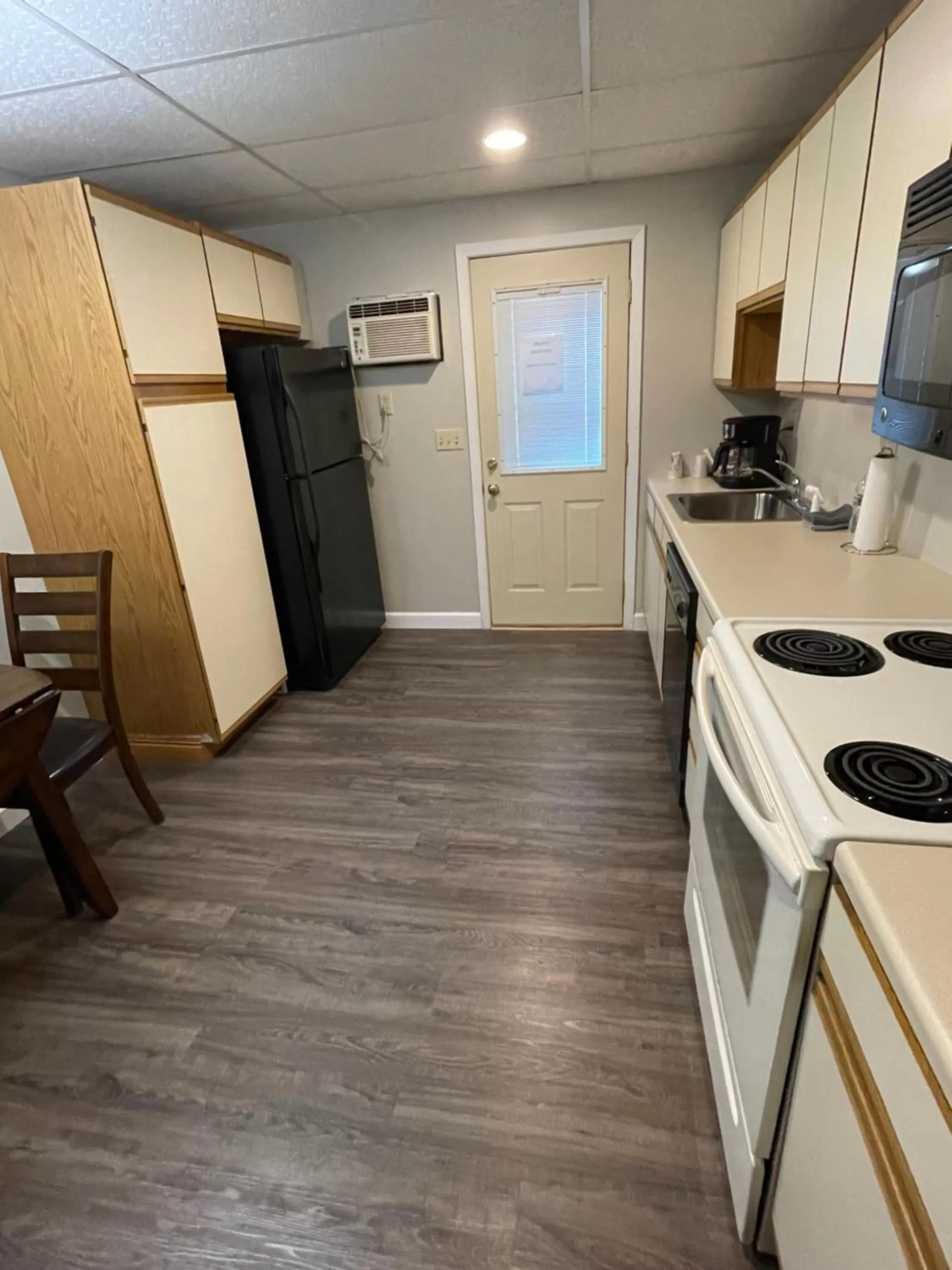 Kitchen/Kitchenette in Lakeshor Motor Inn