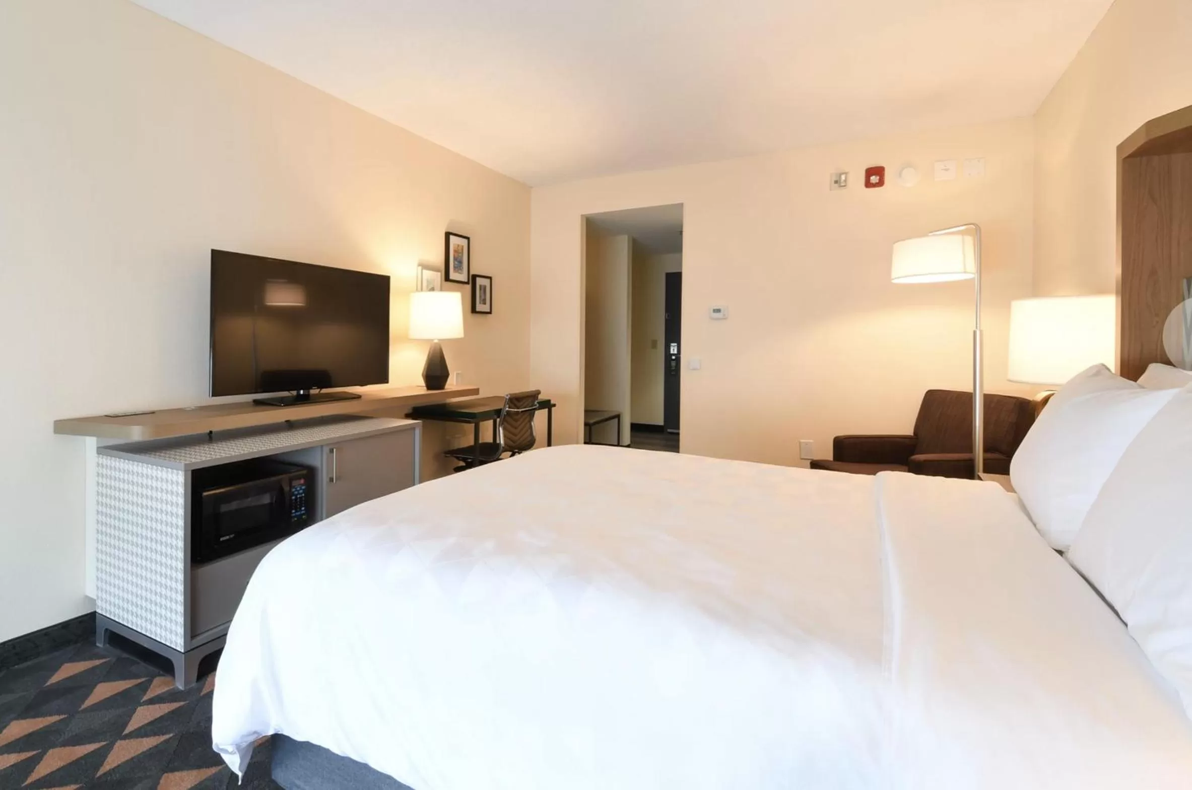 Bed in Holiday Inn Fredericksburg - Conference Center by IHG