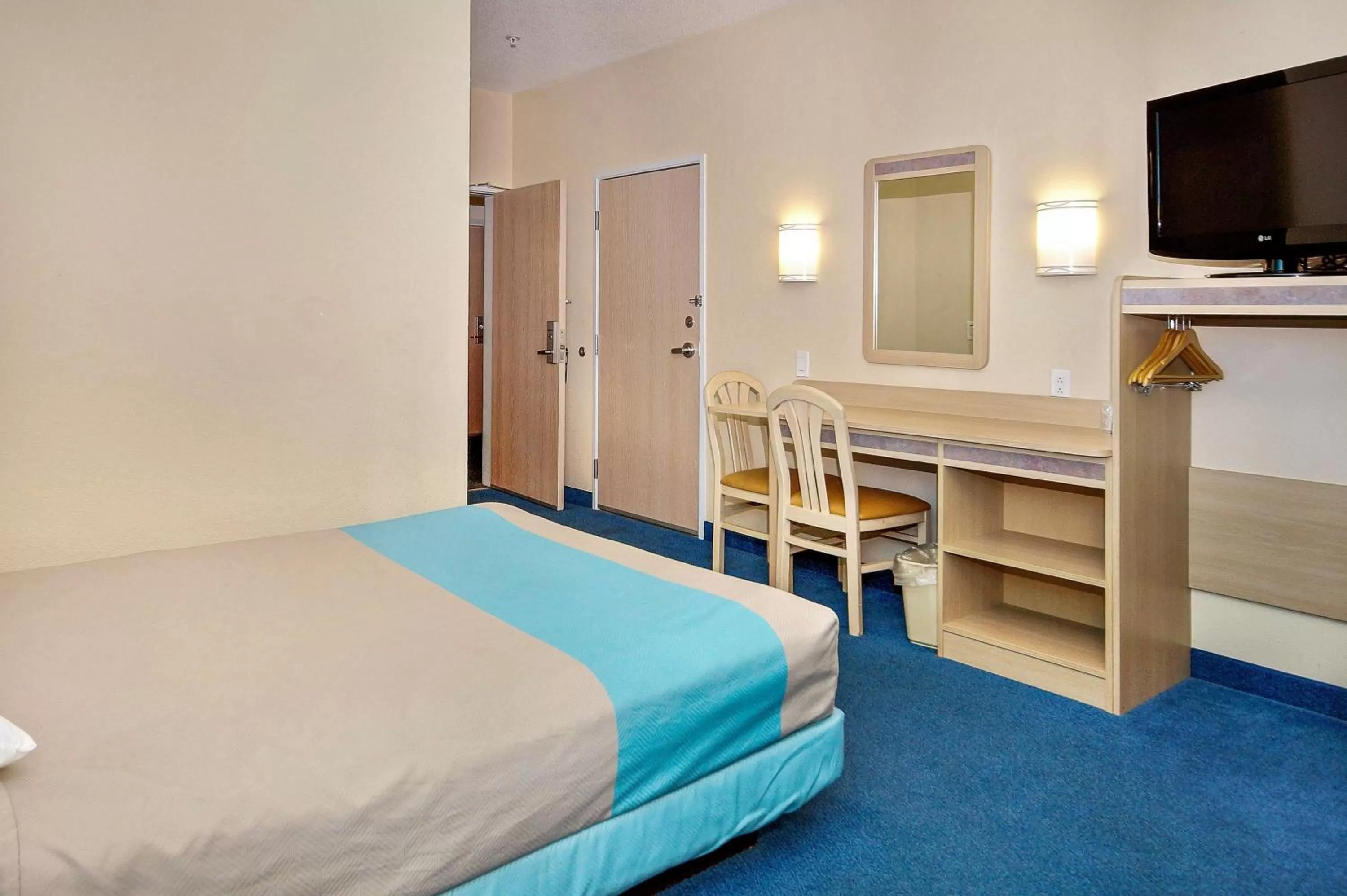 TV and multimedia, Bed in Motel 6-Peterborough, ON