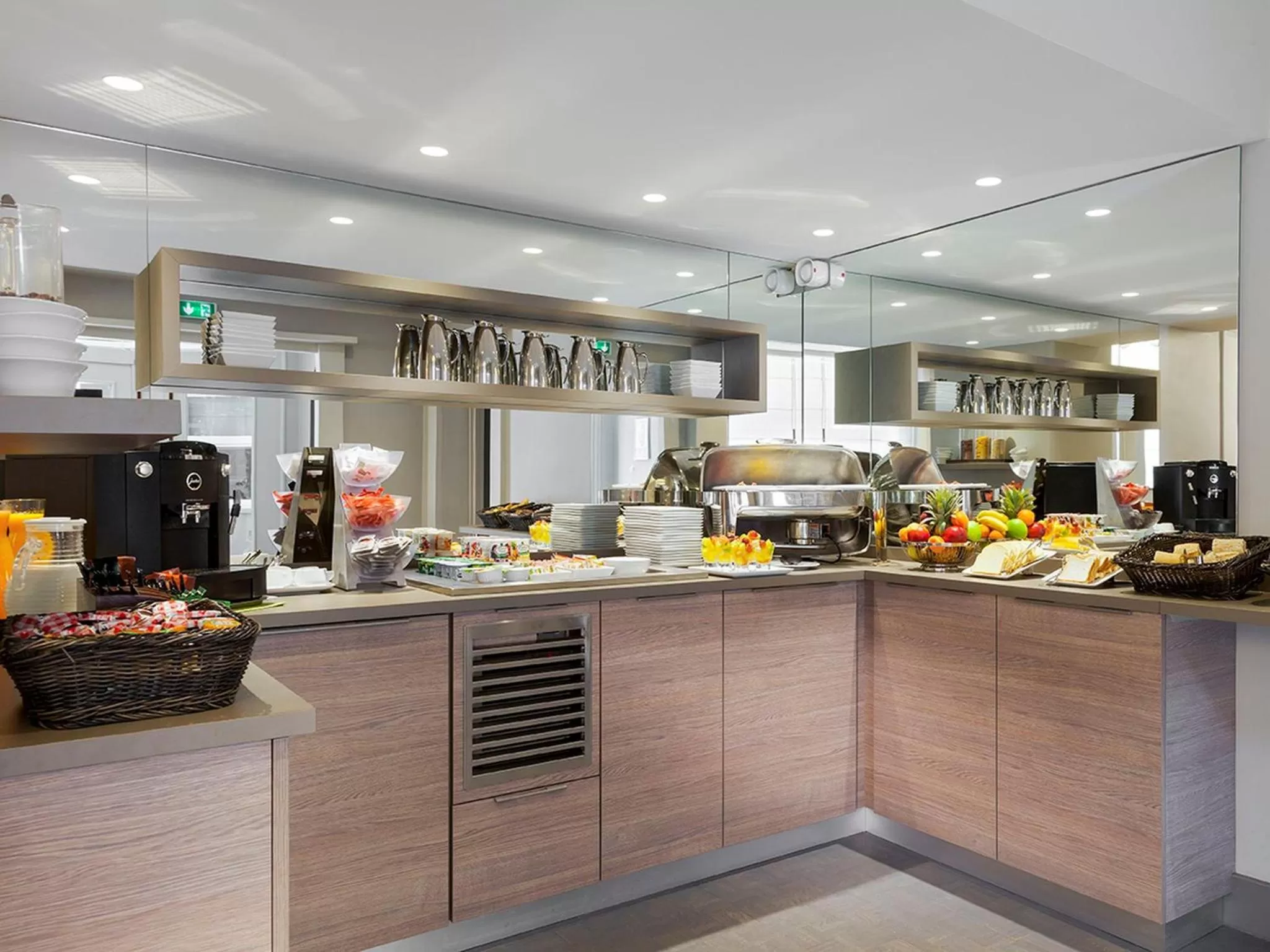 Restaurant/places to eat in Timhotel Opéra Blanche Fontaine