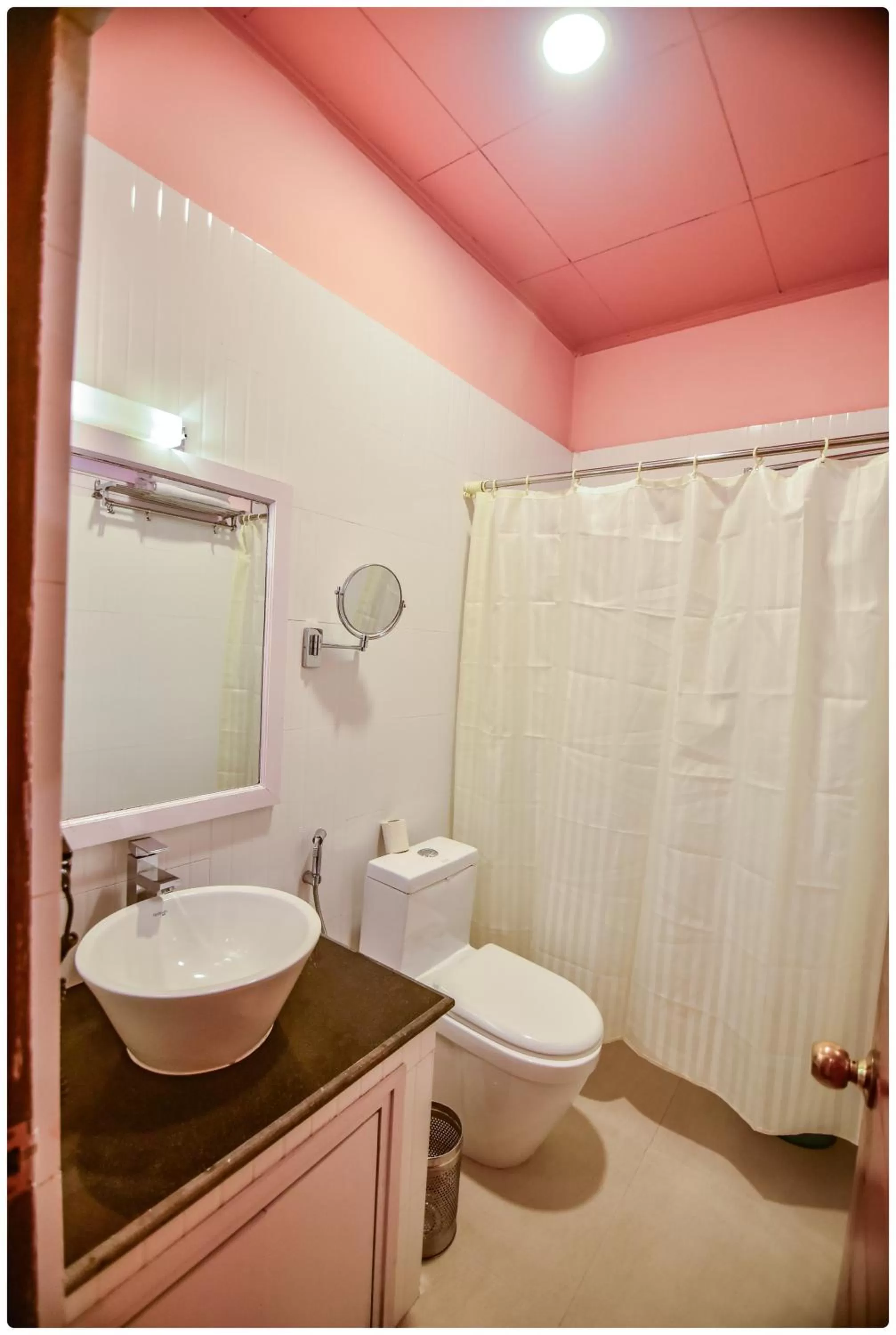 Toilet, Bathroom in Cedar Inn