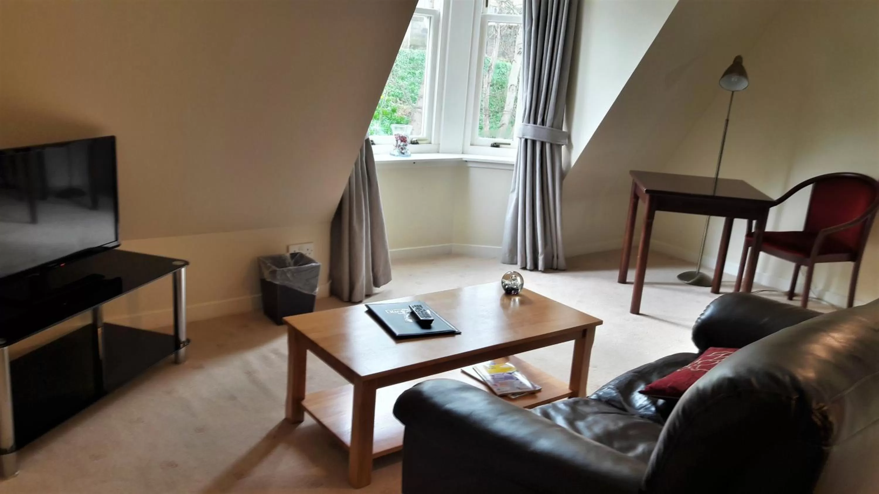 Communal lounge/ TV room in Mackays Hotel