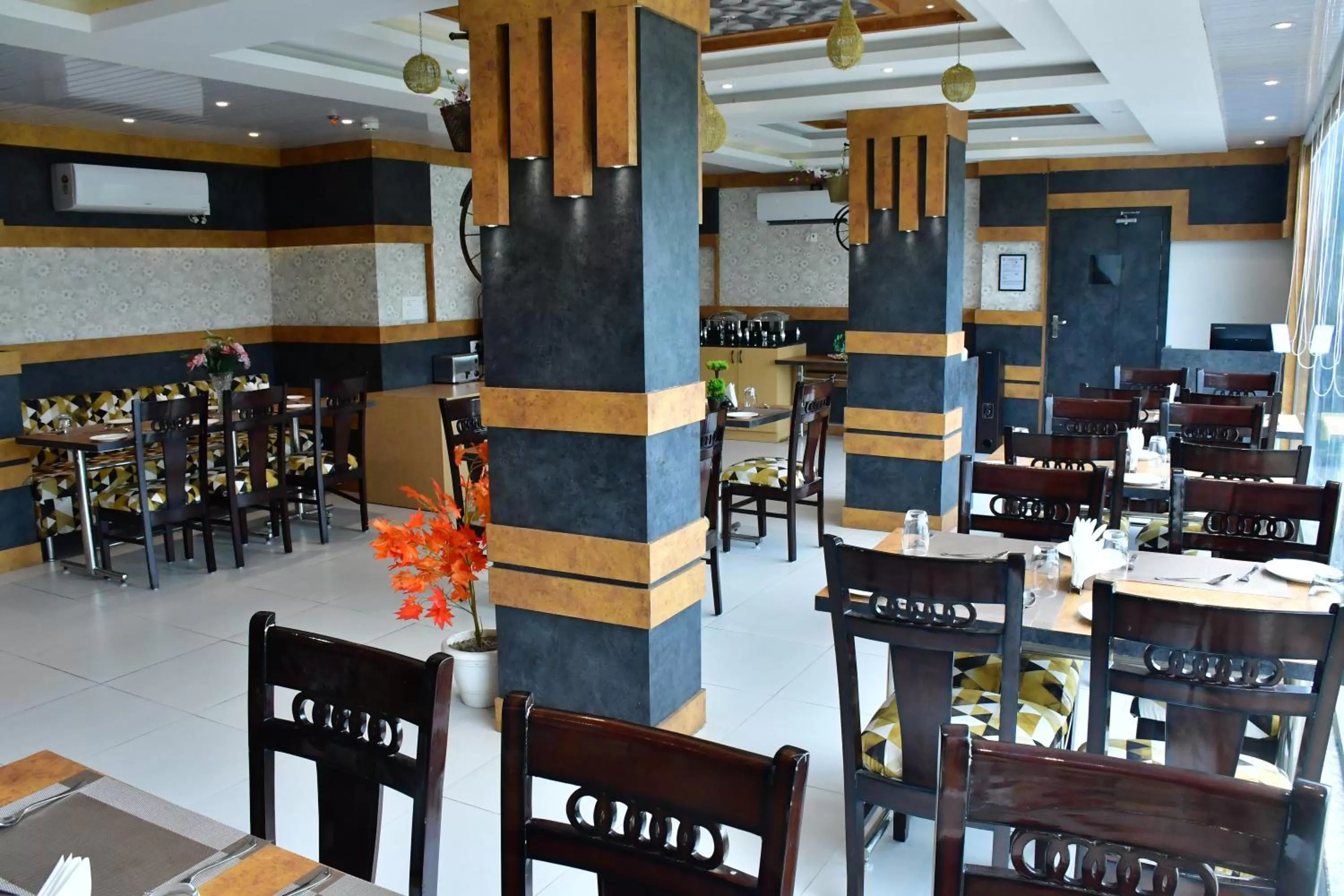 Restaurant/places to eat in Hotel Yatharth Inn