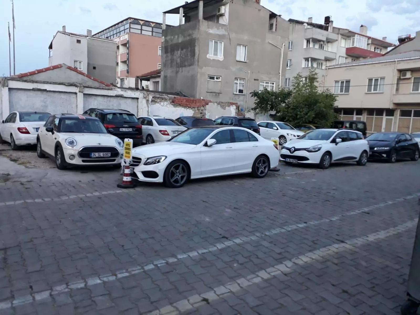 Parking in Hotel Crowded House