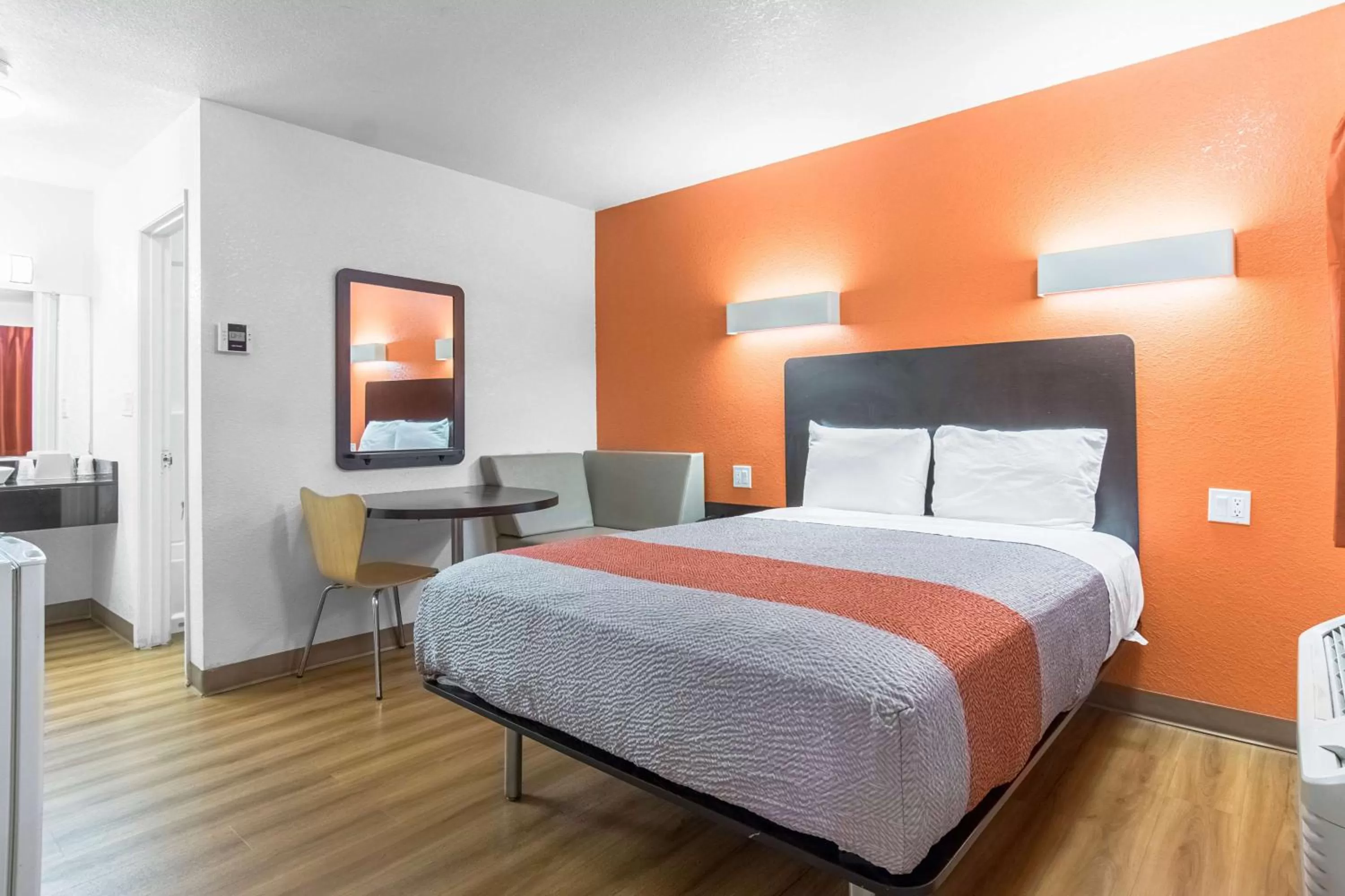 Photo of the whole room, Bed in Motel 6 Bakersfield