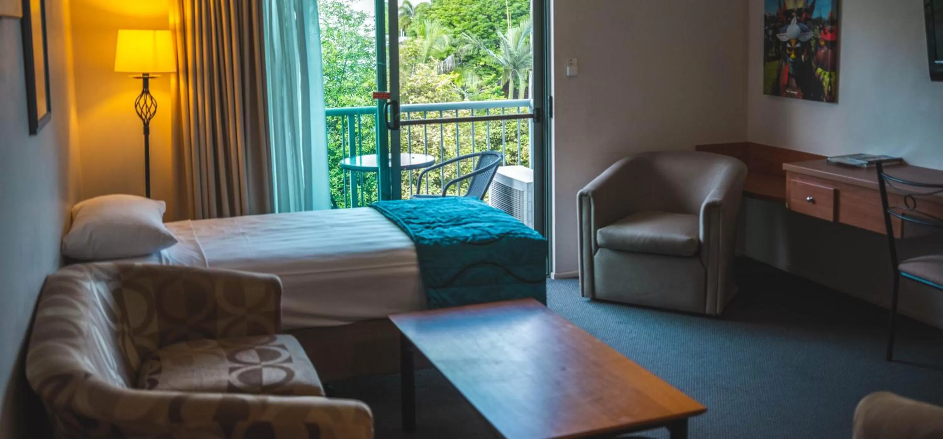 Balcony/Terrace, Bed in Heritage Cairns Hotel