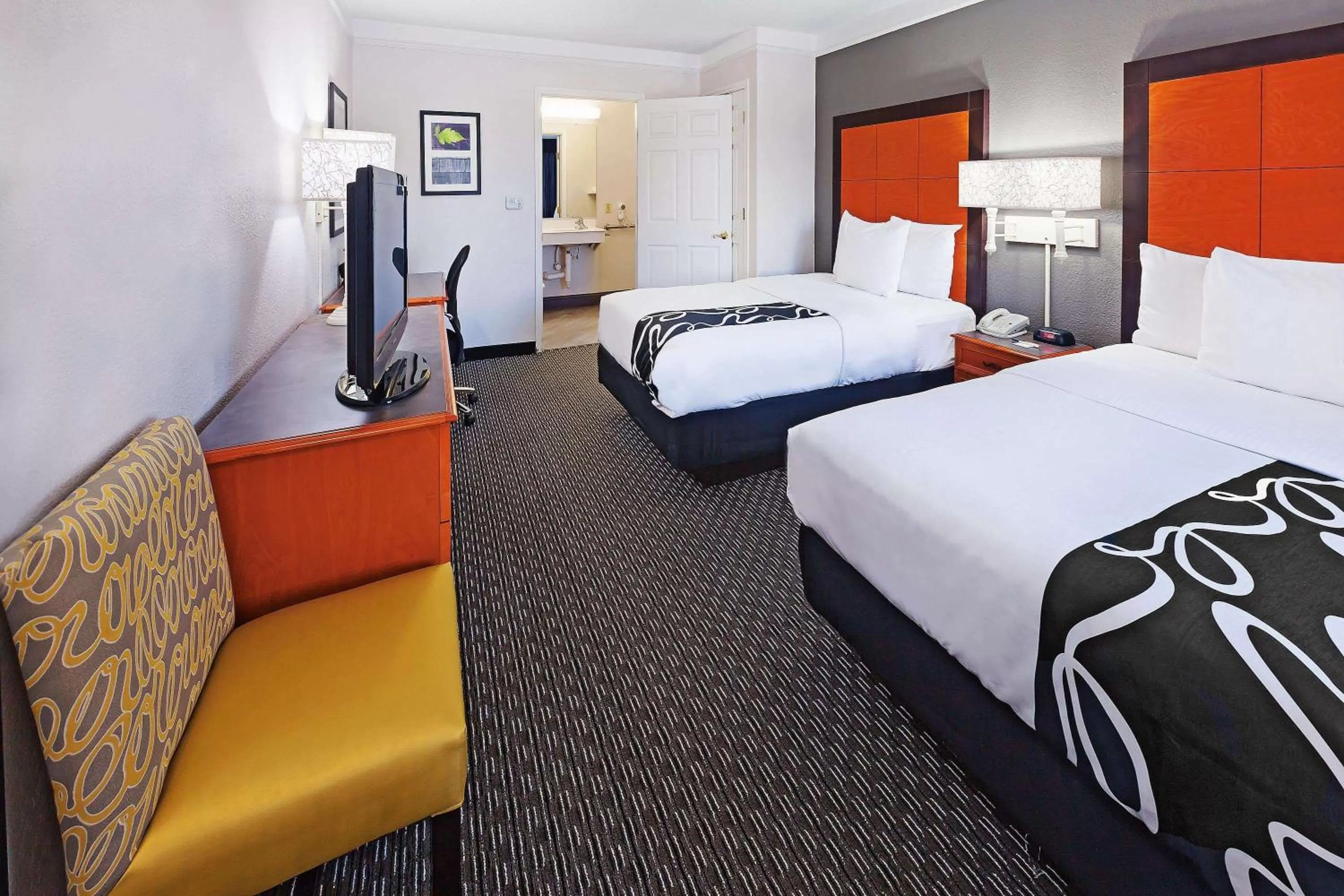 Photo of the whole room, Bed in La Quinta Inn by Wyndham Dallas Uptown