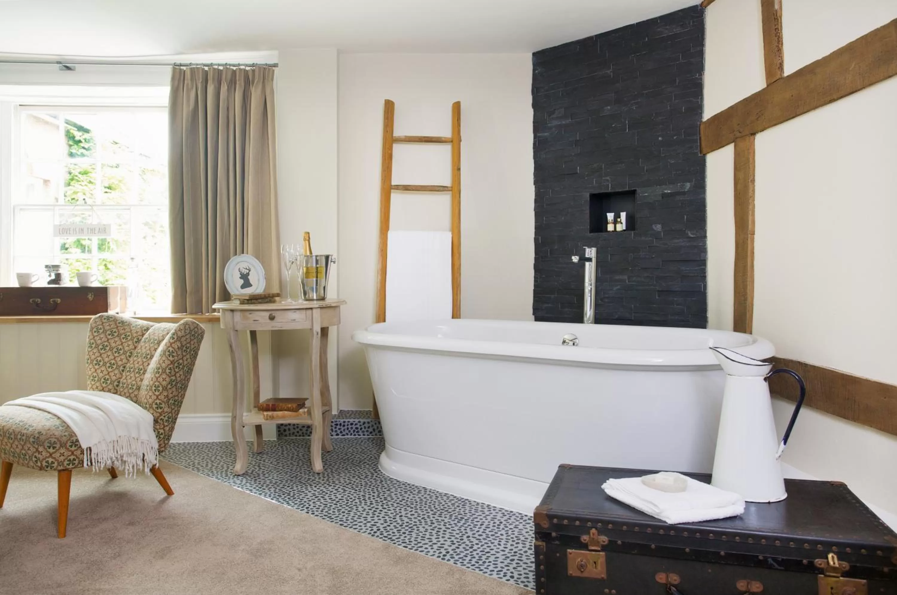 Bedroom in The Queen's Inn