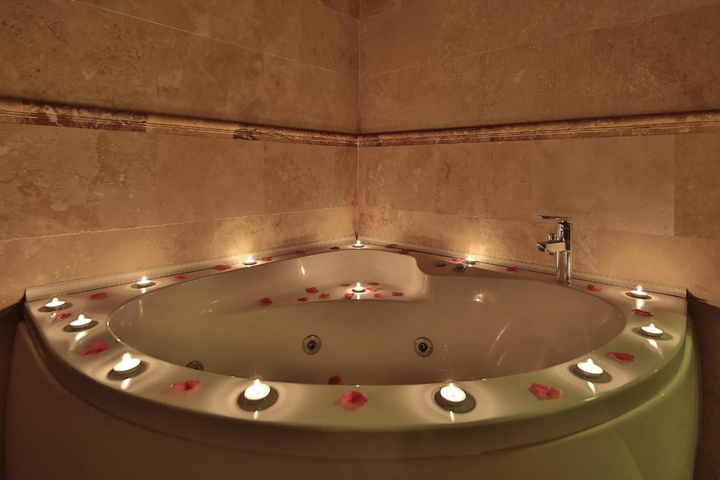 Decorative detail in Shoestring Cave House