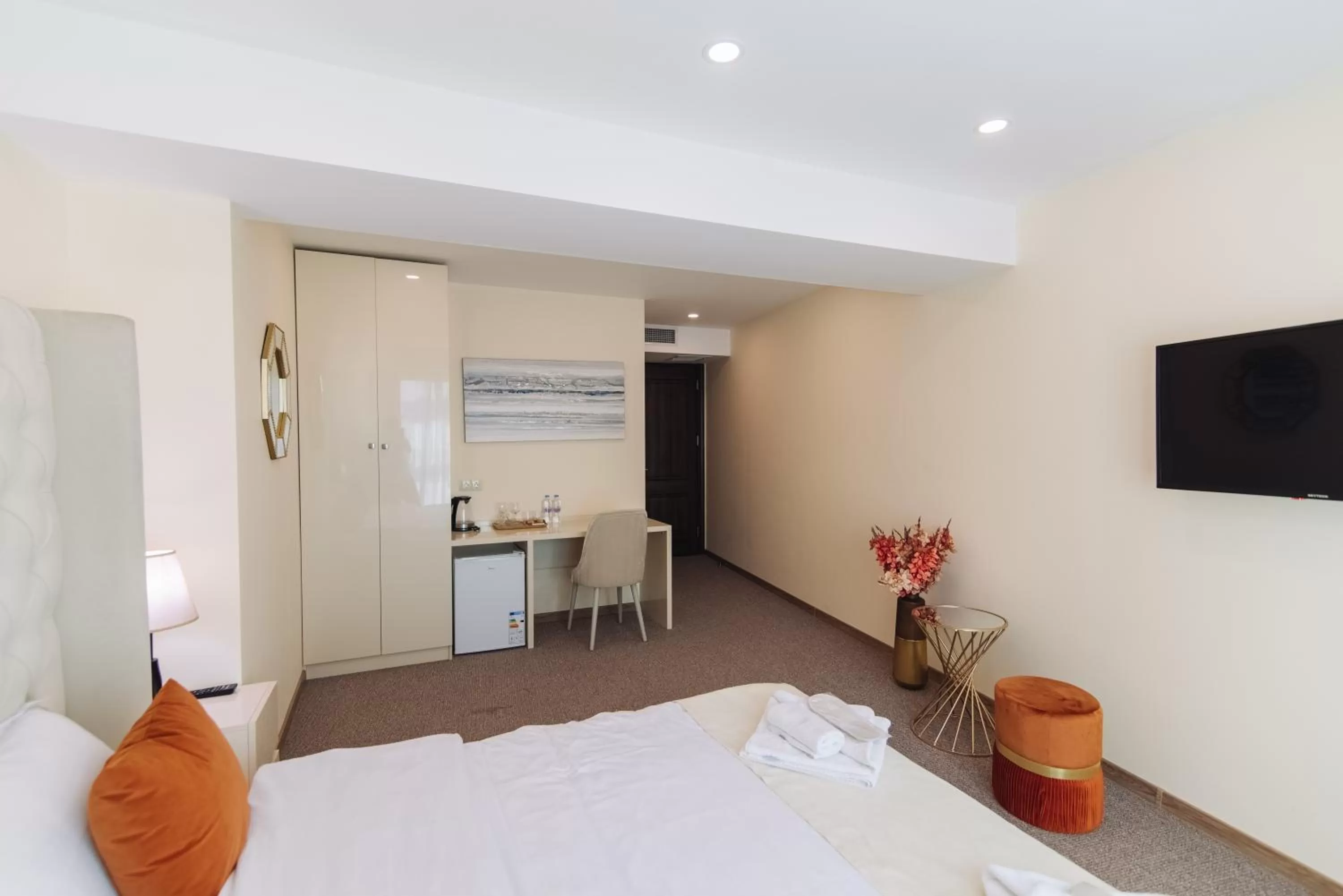 TV and multimedia, TV/Entertainment Center in Royal Plaza Hotel