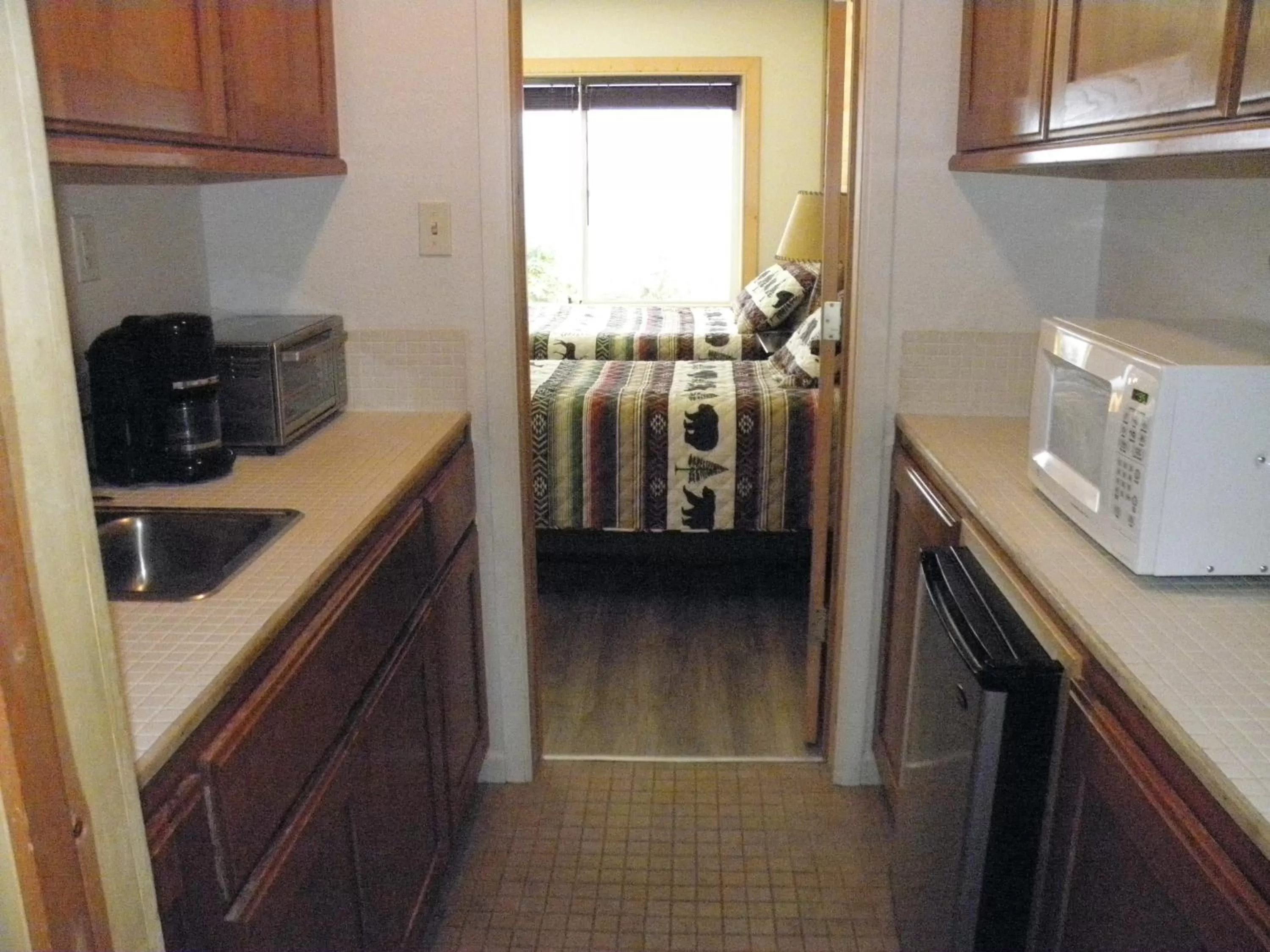 Kitchen or kitchenette, Bed in CREEKSIDE LODGE