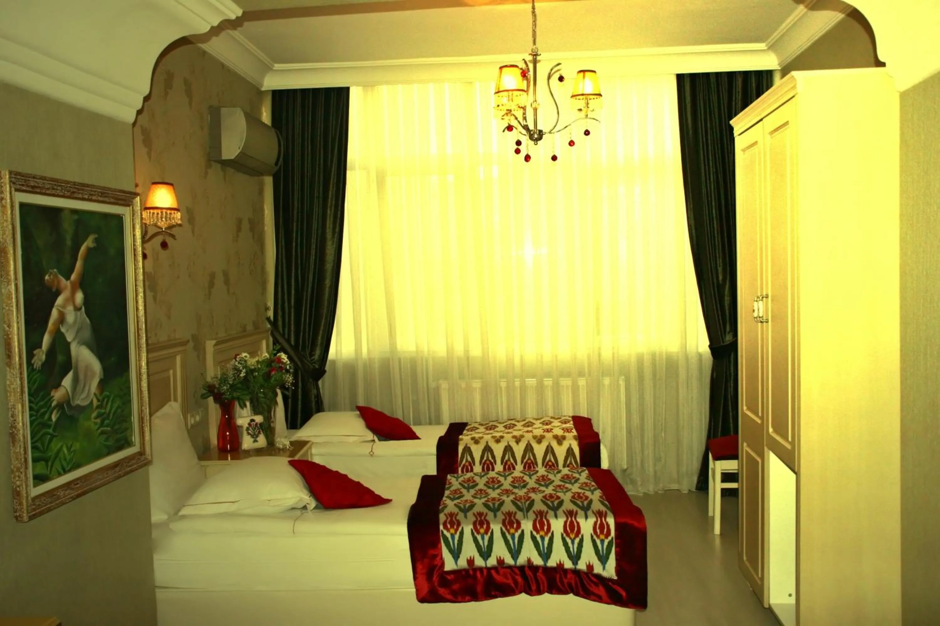 Staff, Bed in Divas Hotel