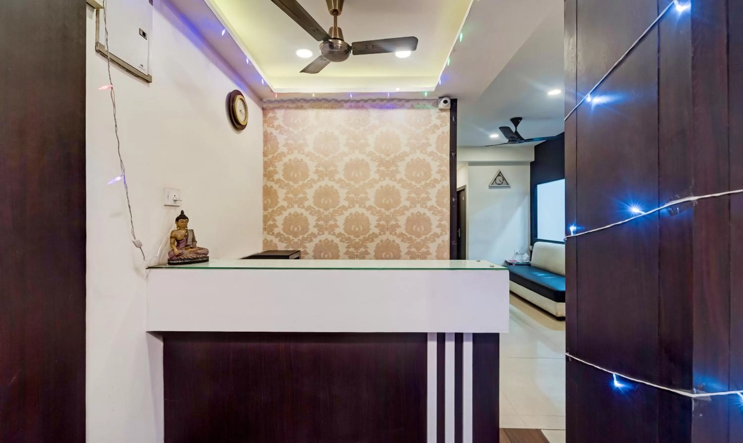 Lobby or reception in Itsy Hotels Neeranand Plaza, Bhawanipur