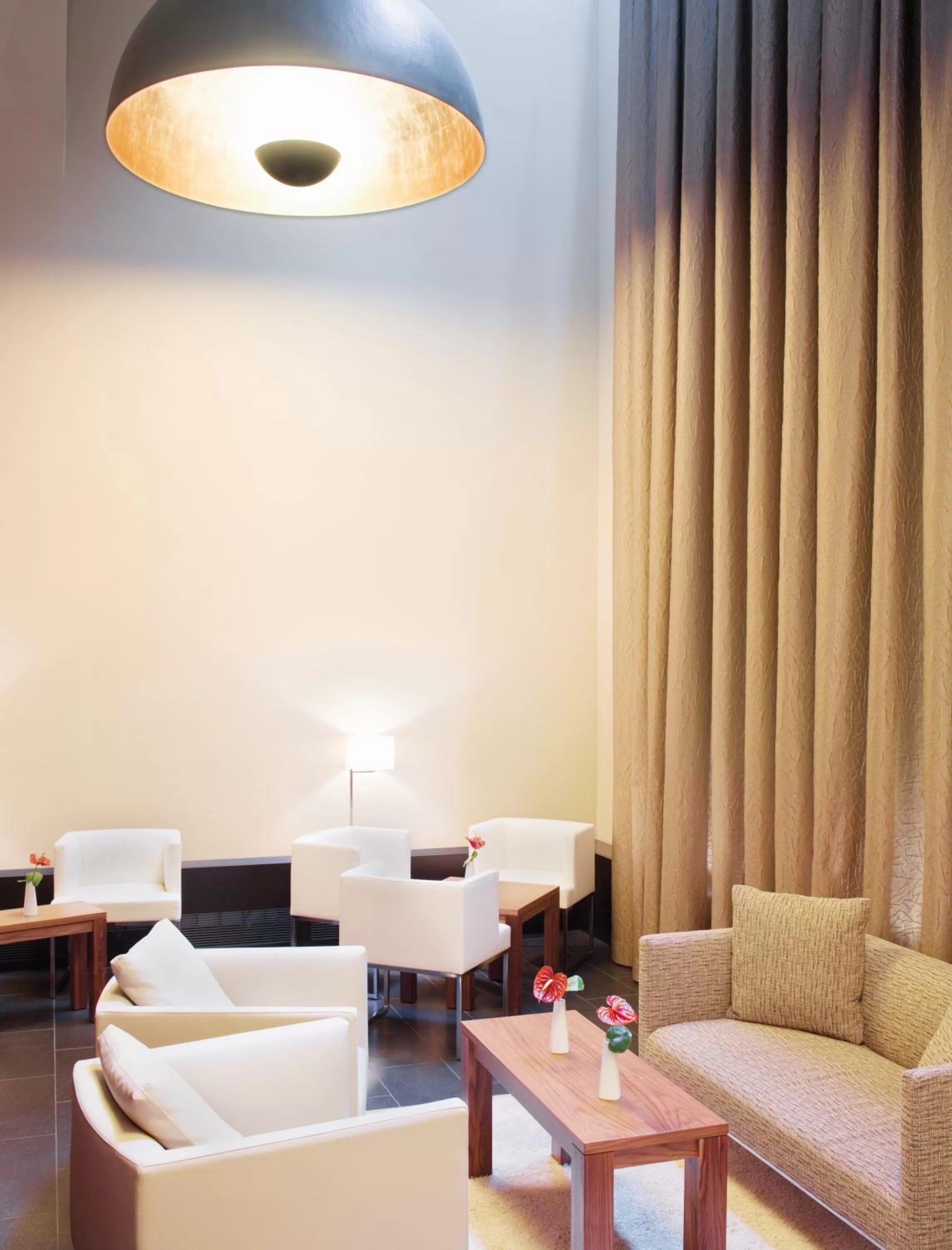 Communal lounge/ TV room in MÖVENPICK Hotel Hamburg City