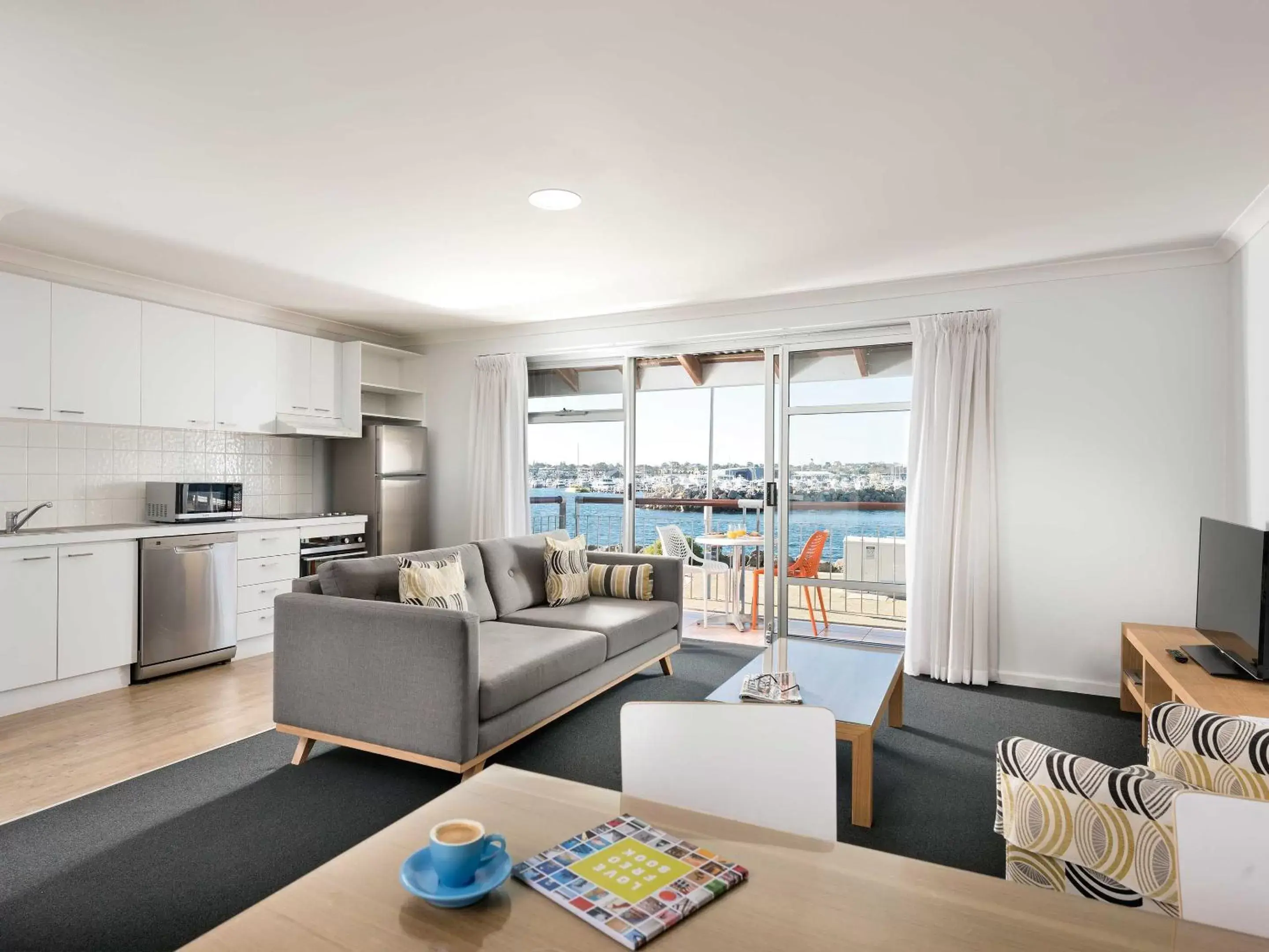One-Bedroom Apartment with Harbor View in Be. Fremantle One-Bedroom Apartment with Harbor View in Be. Fremantle