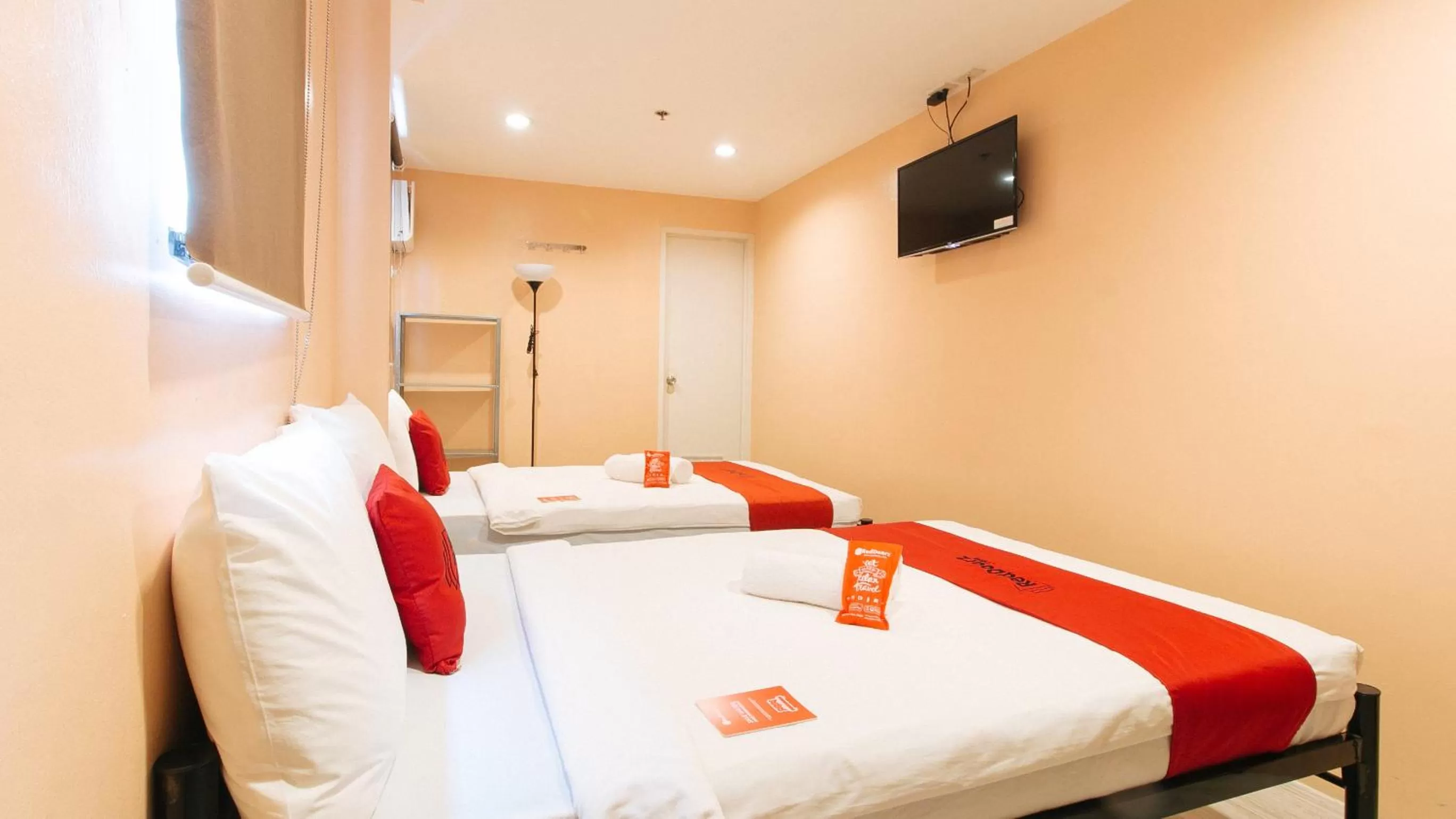 Bedroom, Bed in RedDoorz at Hotel Rosemarie