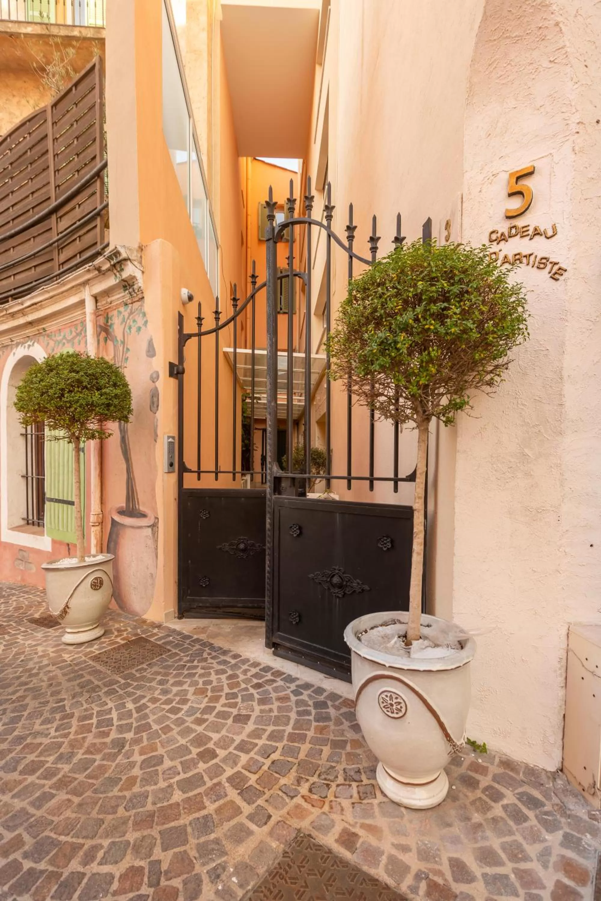 Facade/entrance in Traverse Des Artistes