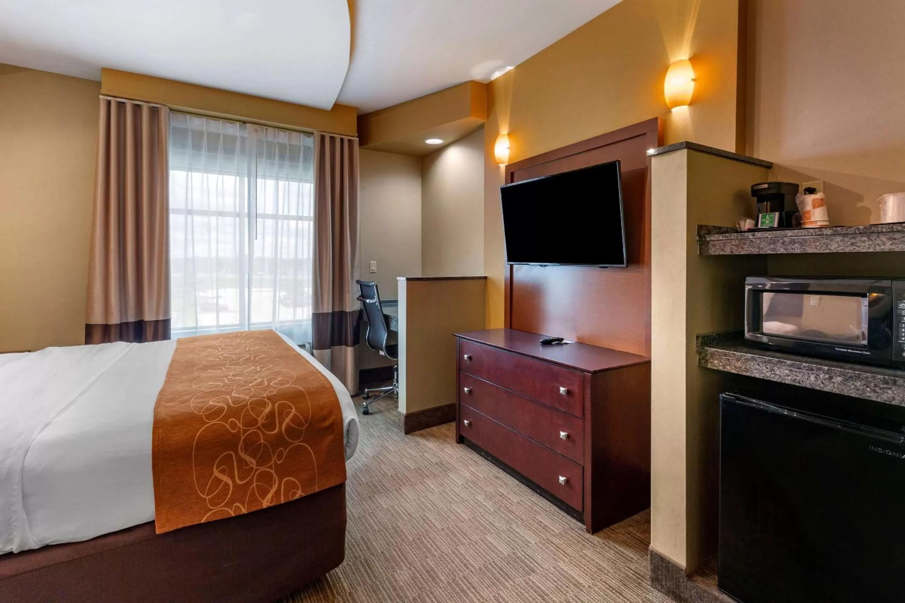 Bedroom, Bed in Comfort Suites Perrysburg - Toledo South