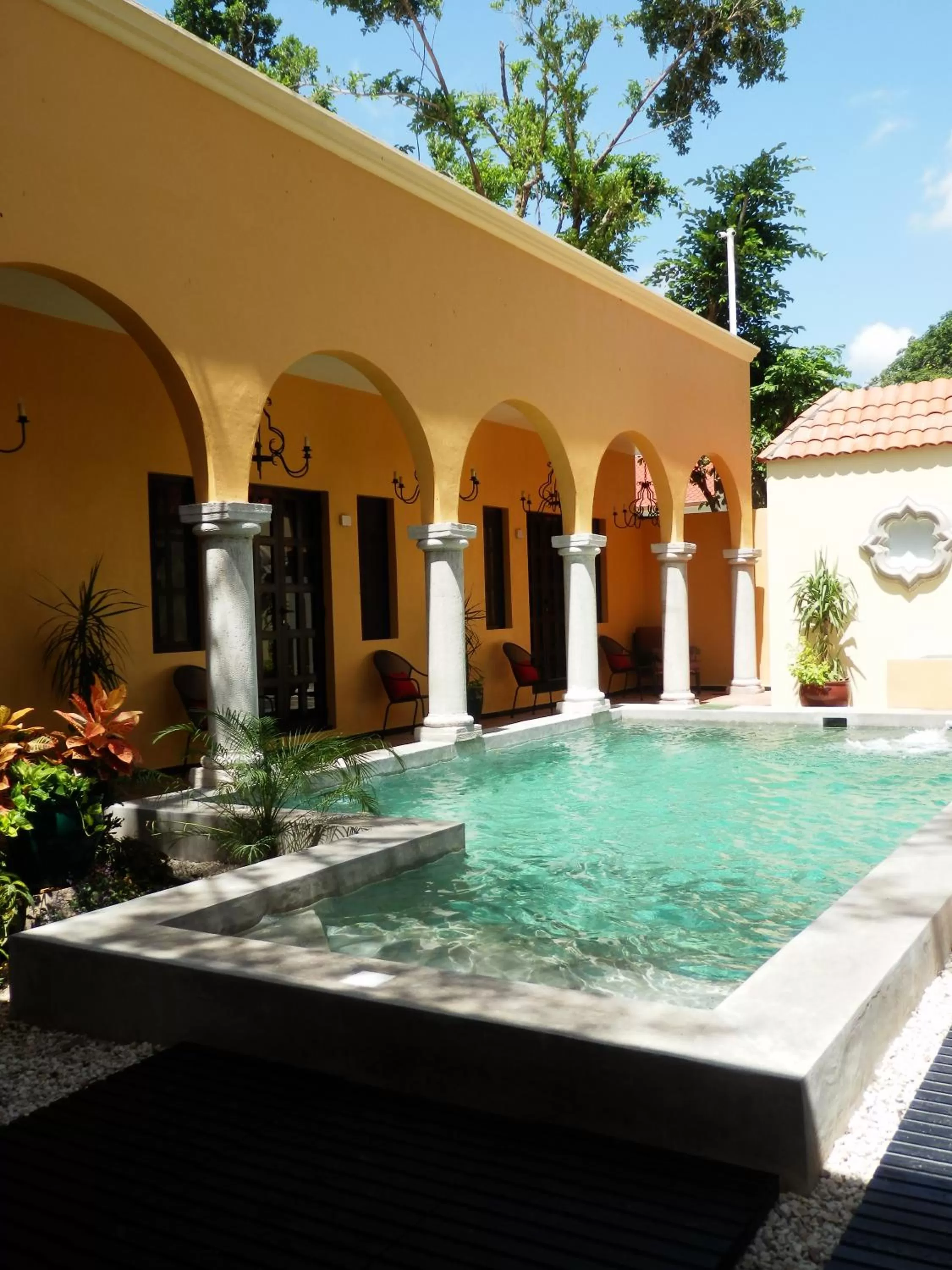 Swimming pool in Ochenta Y Dos Bed & Breakfast & Spa