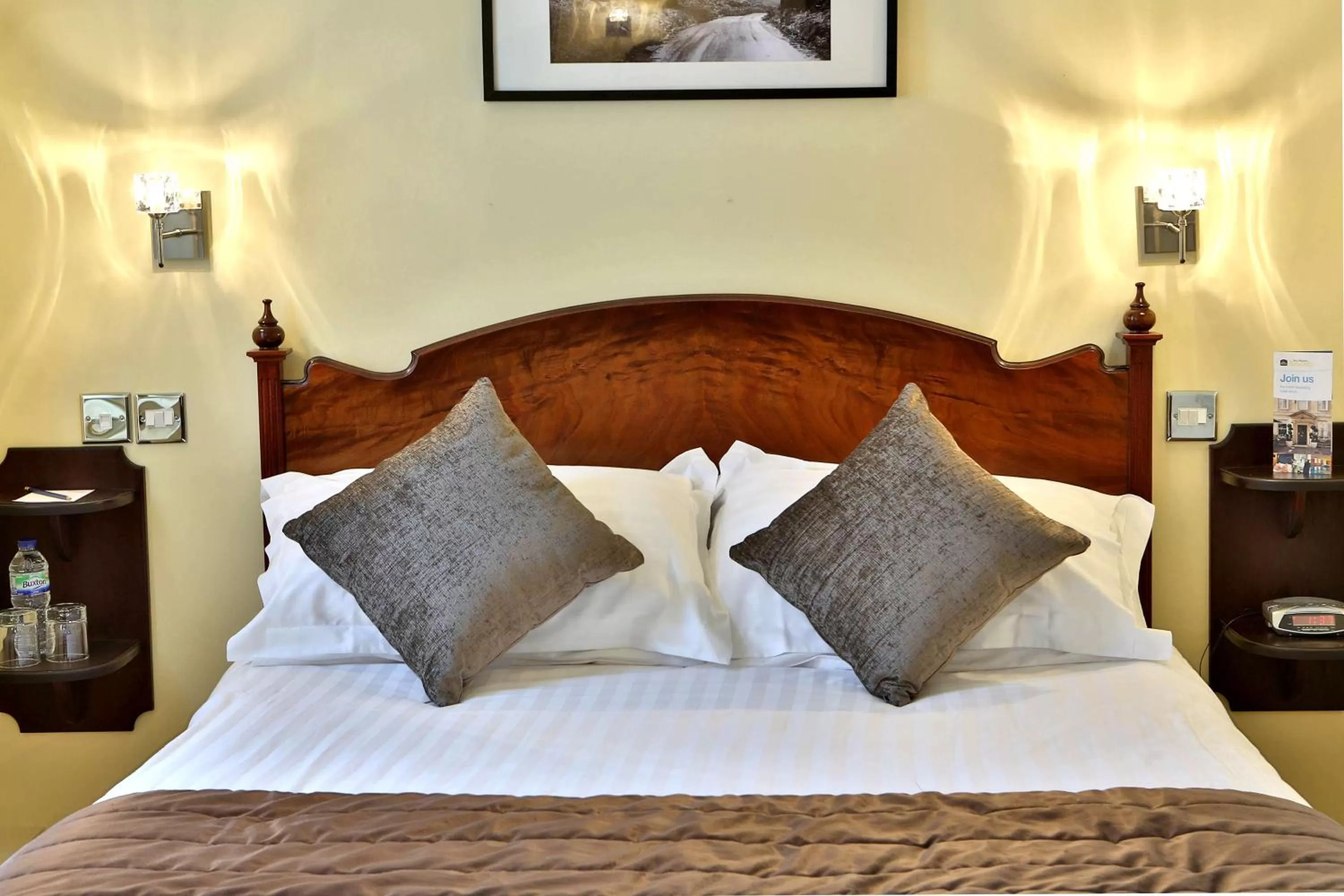 Photo of the whole room, Bed in B/W Plus Buxton Lee Wood Hotel