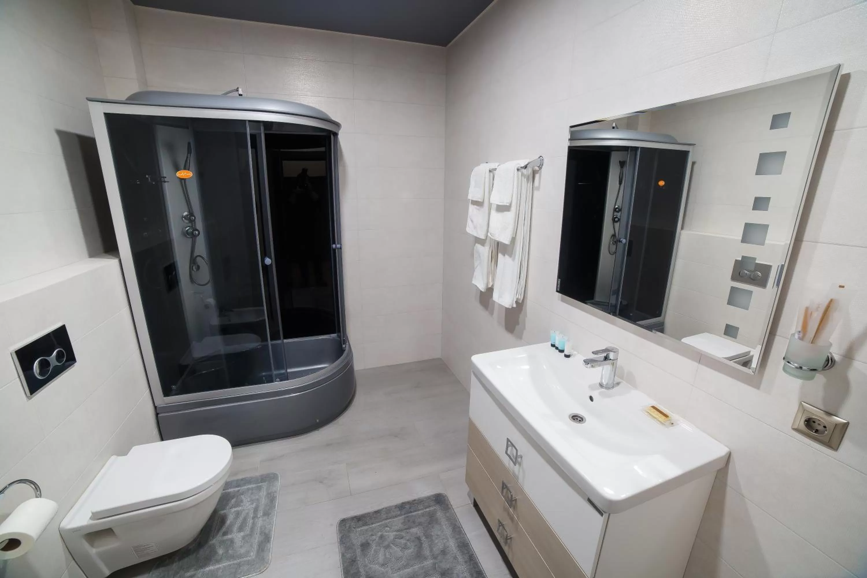 Shower, Bathroom in Golden Hotel