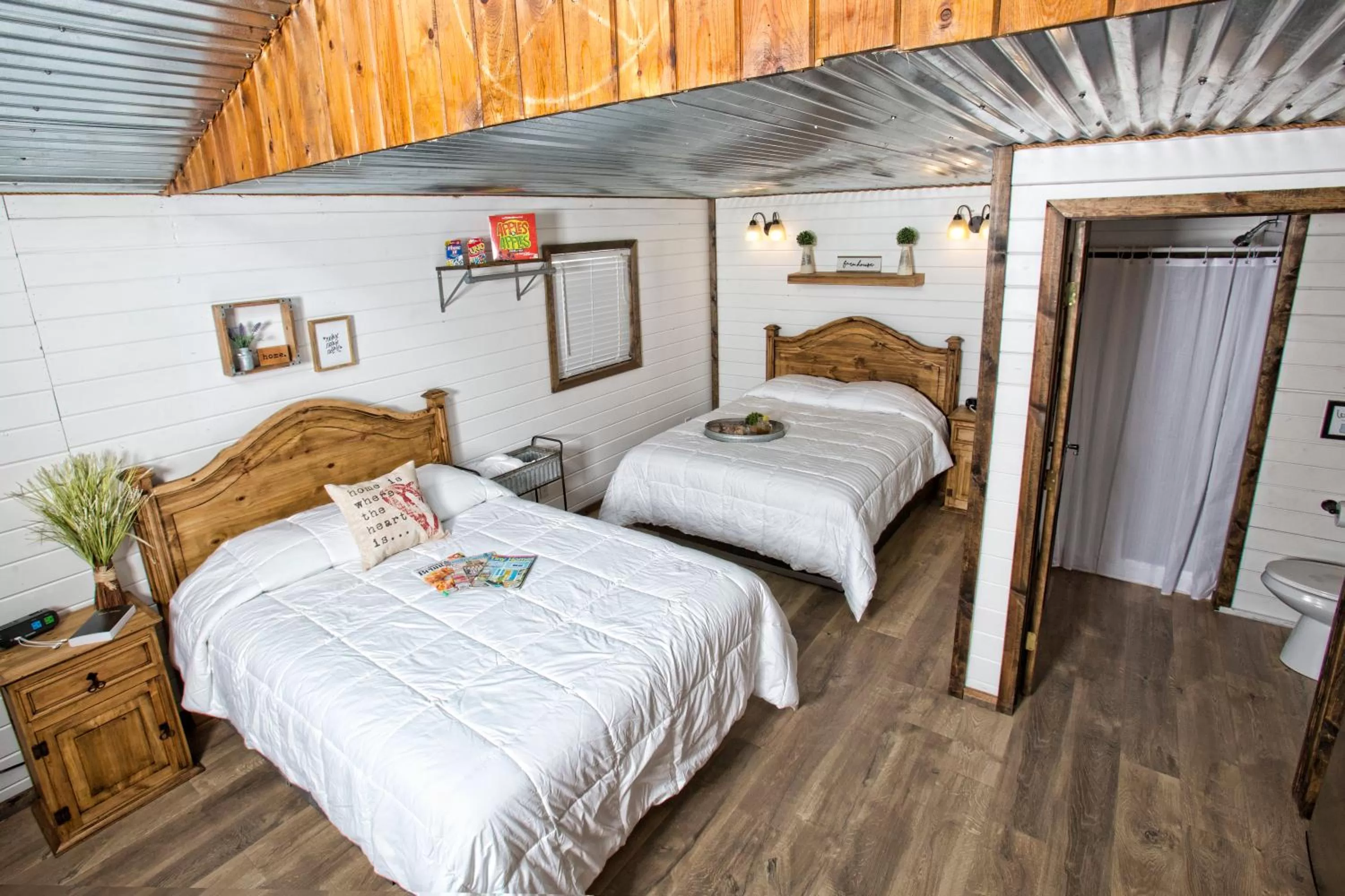 Photo of the whole room, Bed in Stateline Cabin