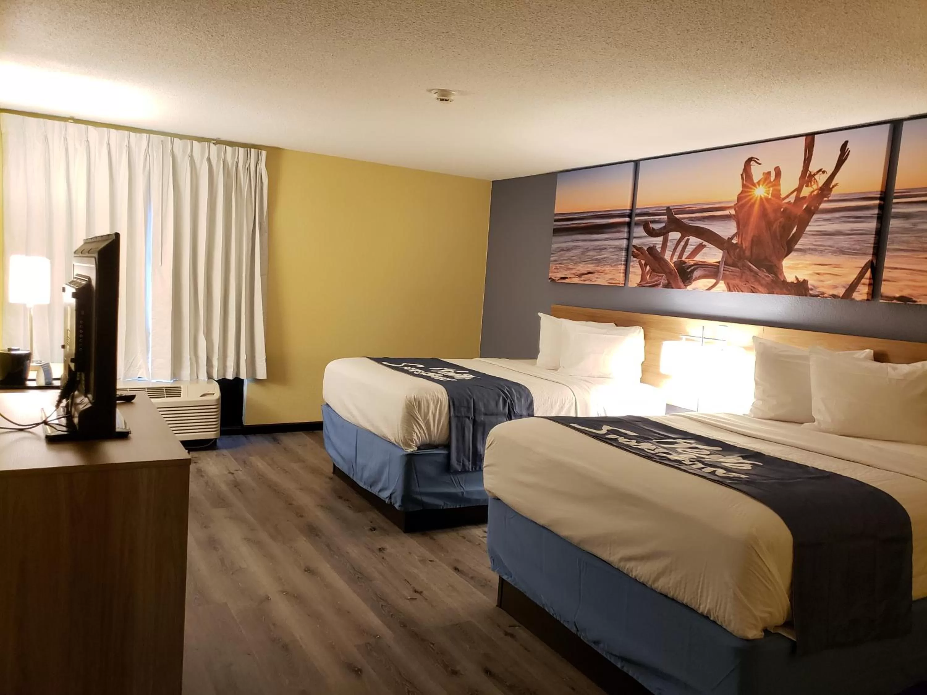 Bed in Days Inn & Suites by Wyndham Merrillville