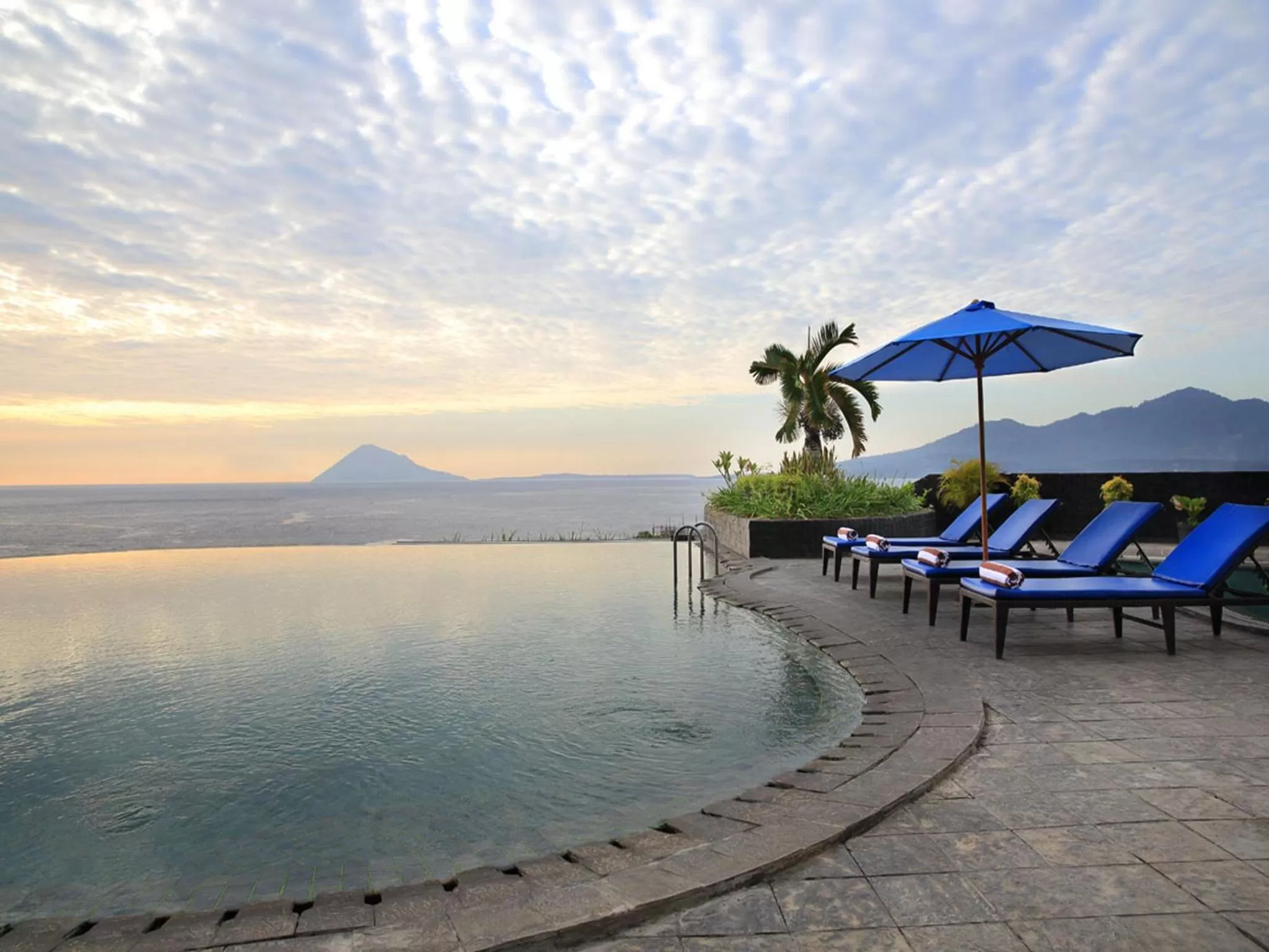 Swimming pool in Aryaduta Manado