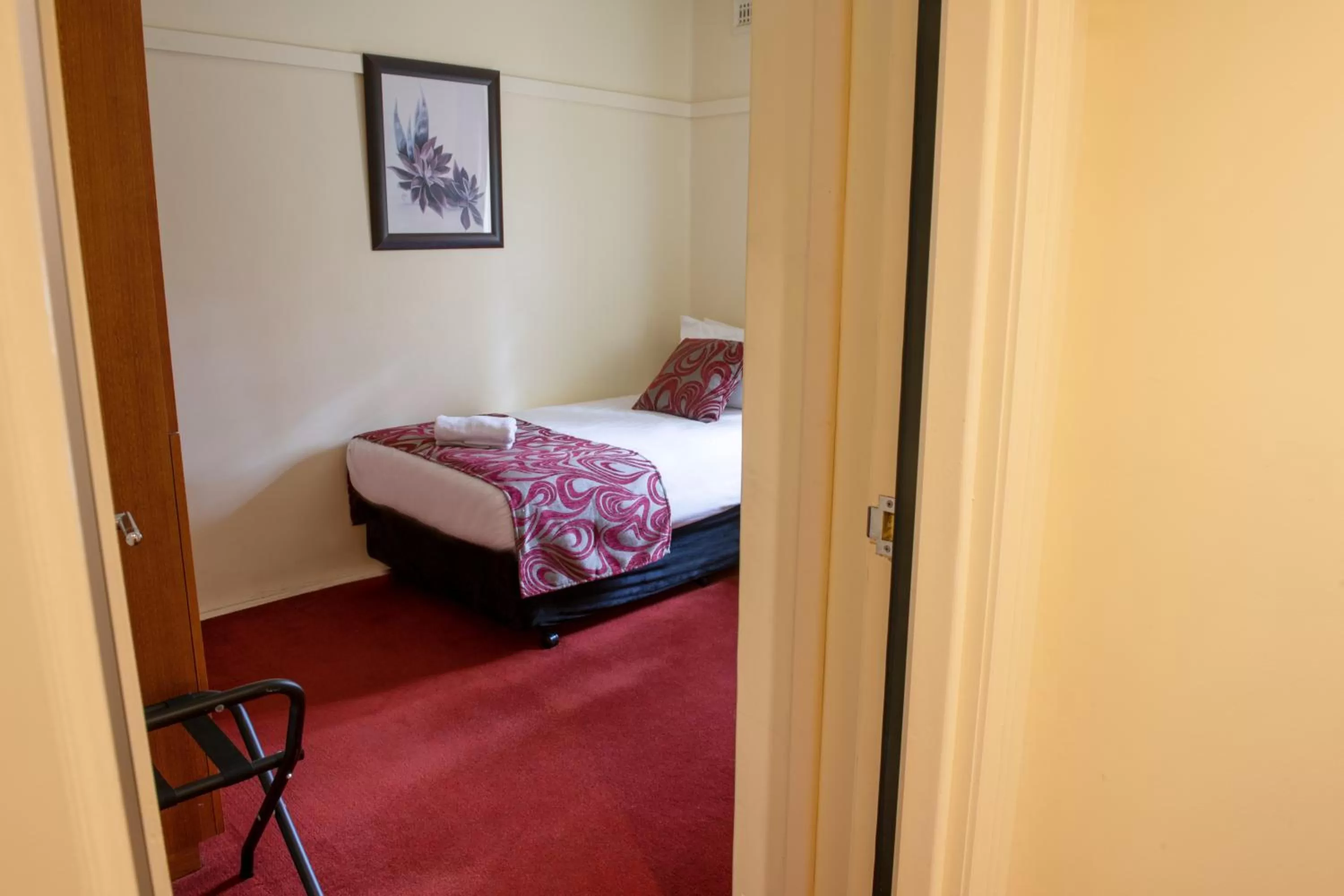 Bed in Linaker Art Deco Motel