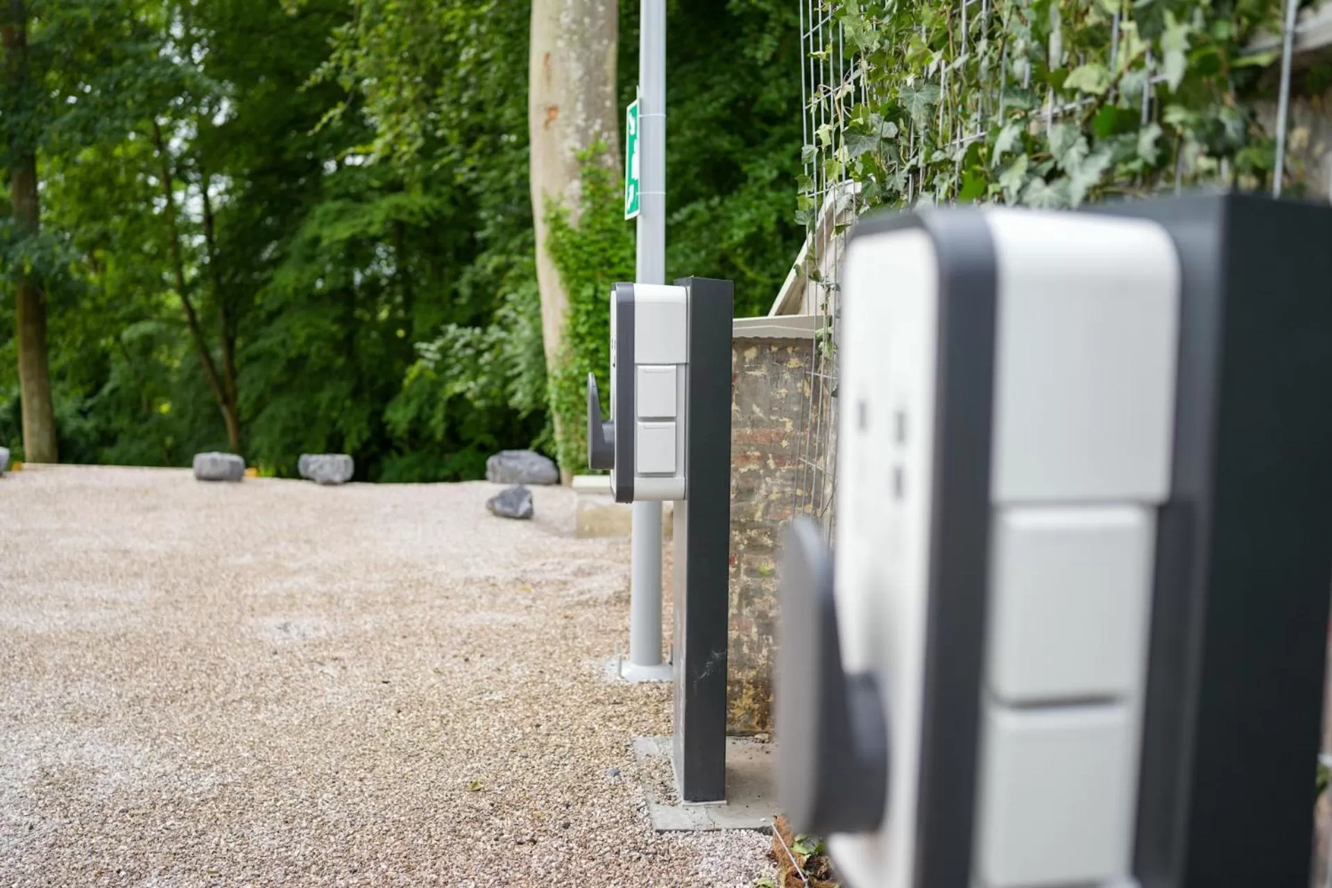 Parking in Hôtel Échappée en Baie - Parking privé gratuit dont forfaits bornes électriques réservable