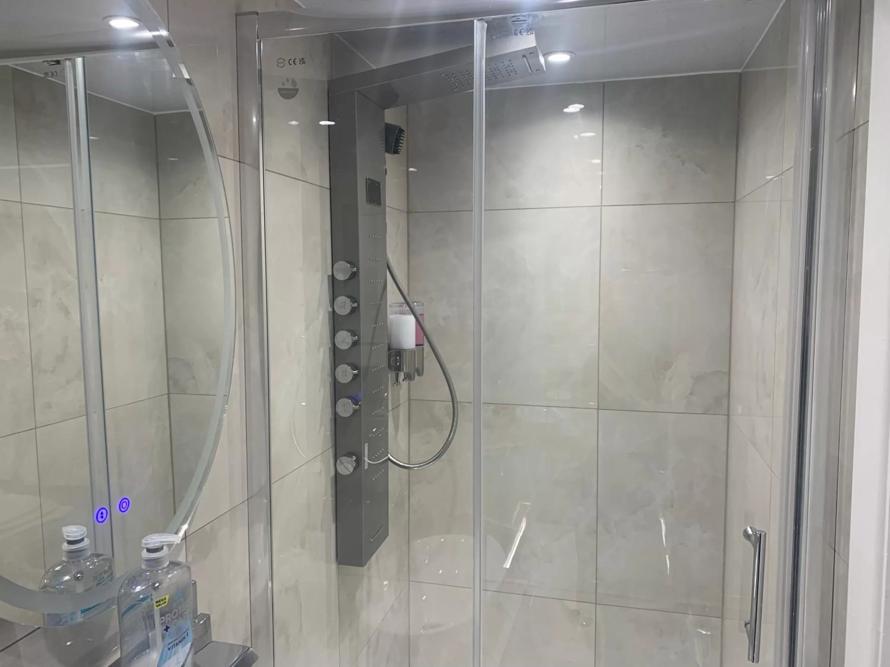 Shower, Bathroom in Double Bedroom w Ensuite Bathroom Near Grand Union Canal for Family and Friends