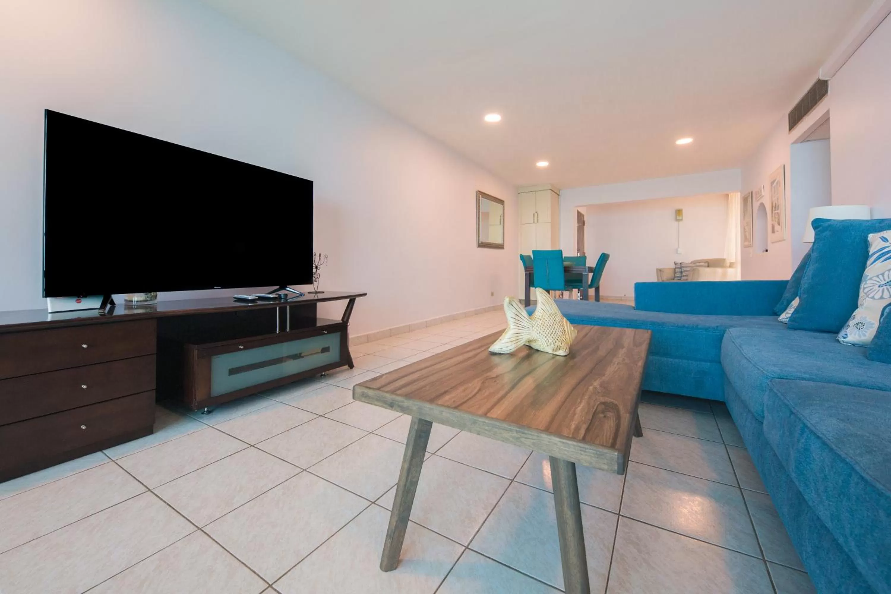 TV and multimedia, TV/Entertainment Center in ESJ Towers by Chana