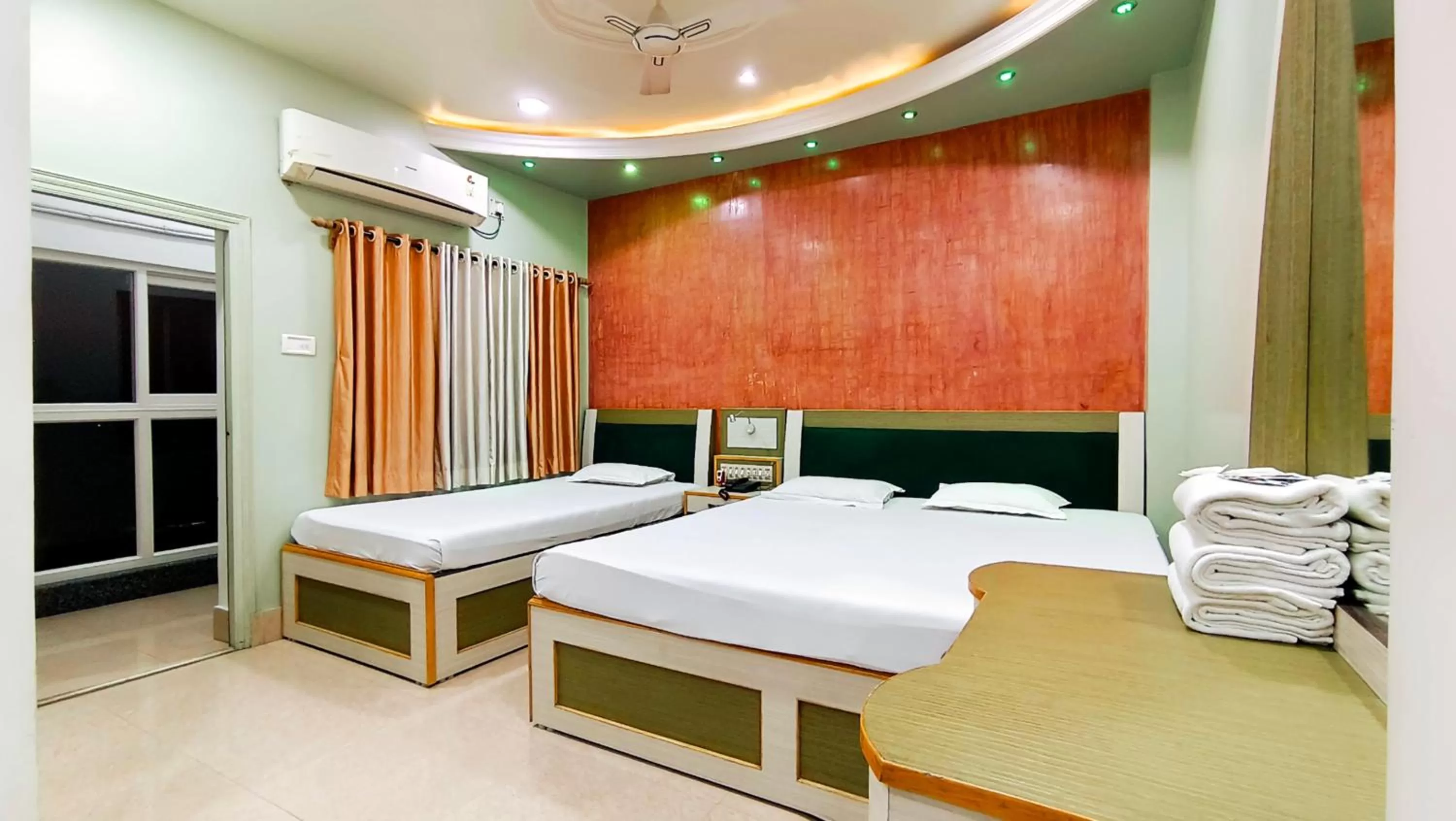 Bed in Hotel Samrat
