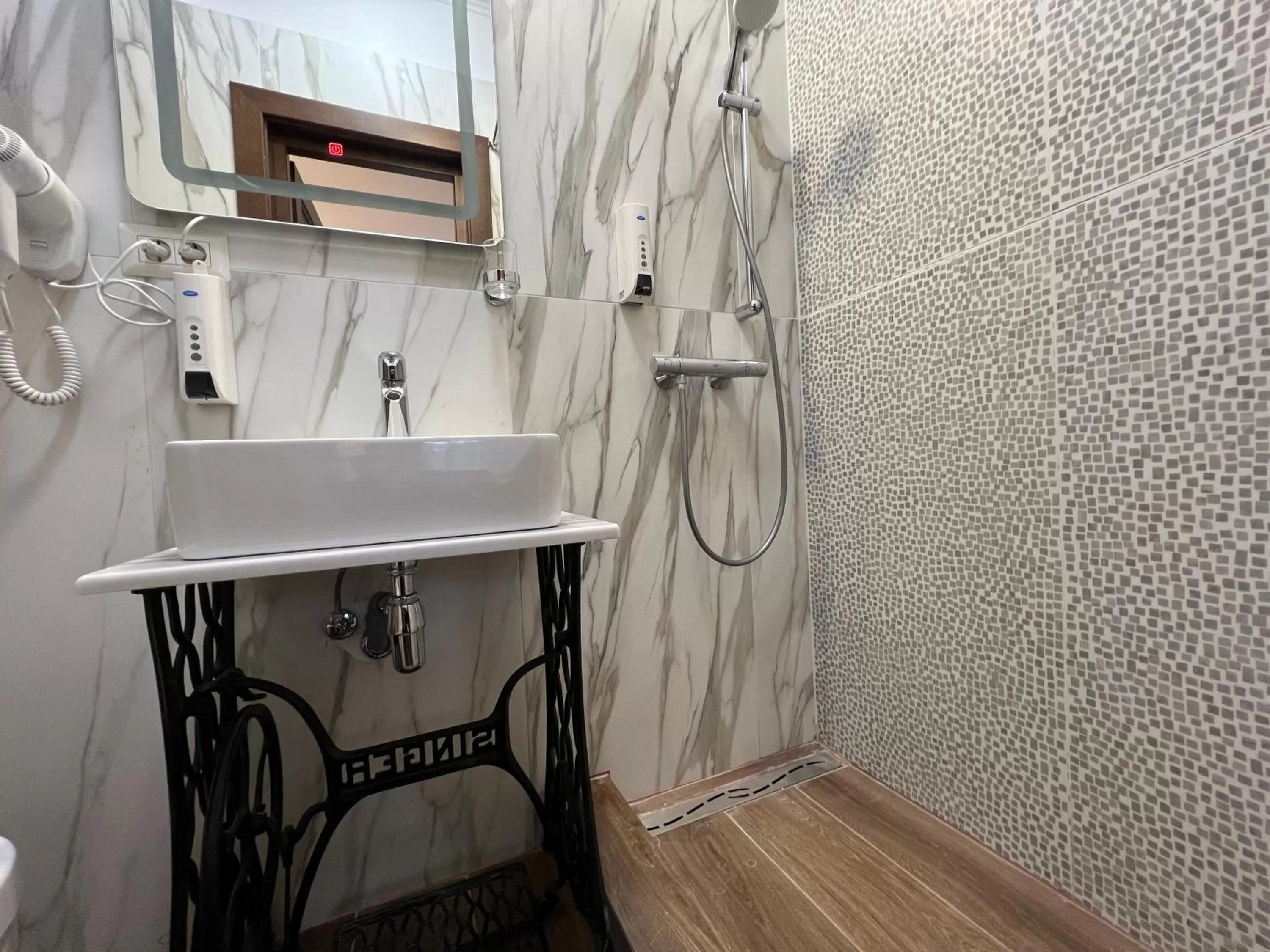 Bathroom in Hotel Boutique Cathedral Plaza Residences room for rent downtown