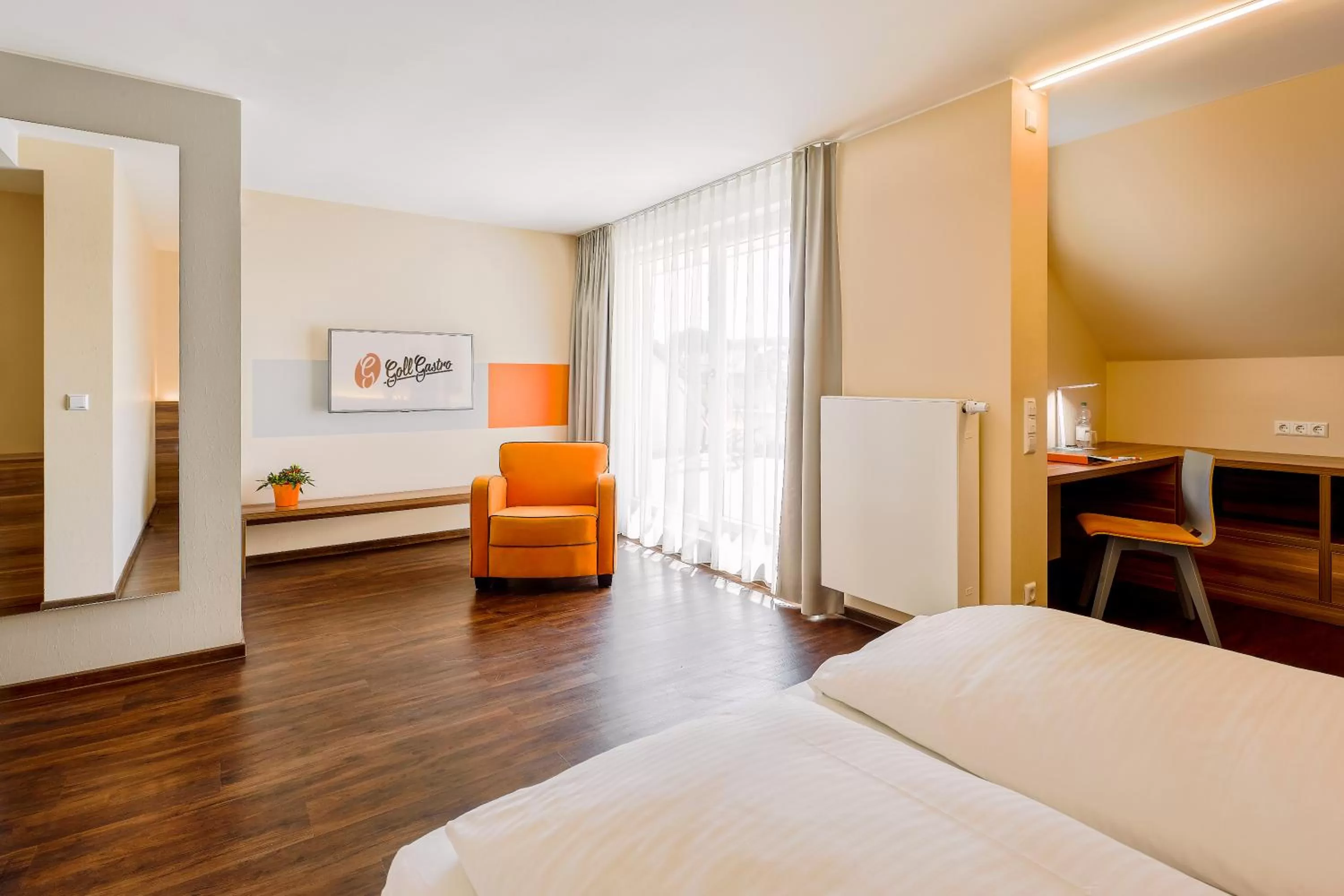 Living room, Bed in Hotel Goll Pforzheim-Niefern